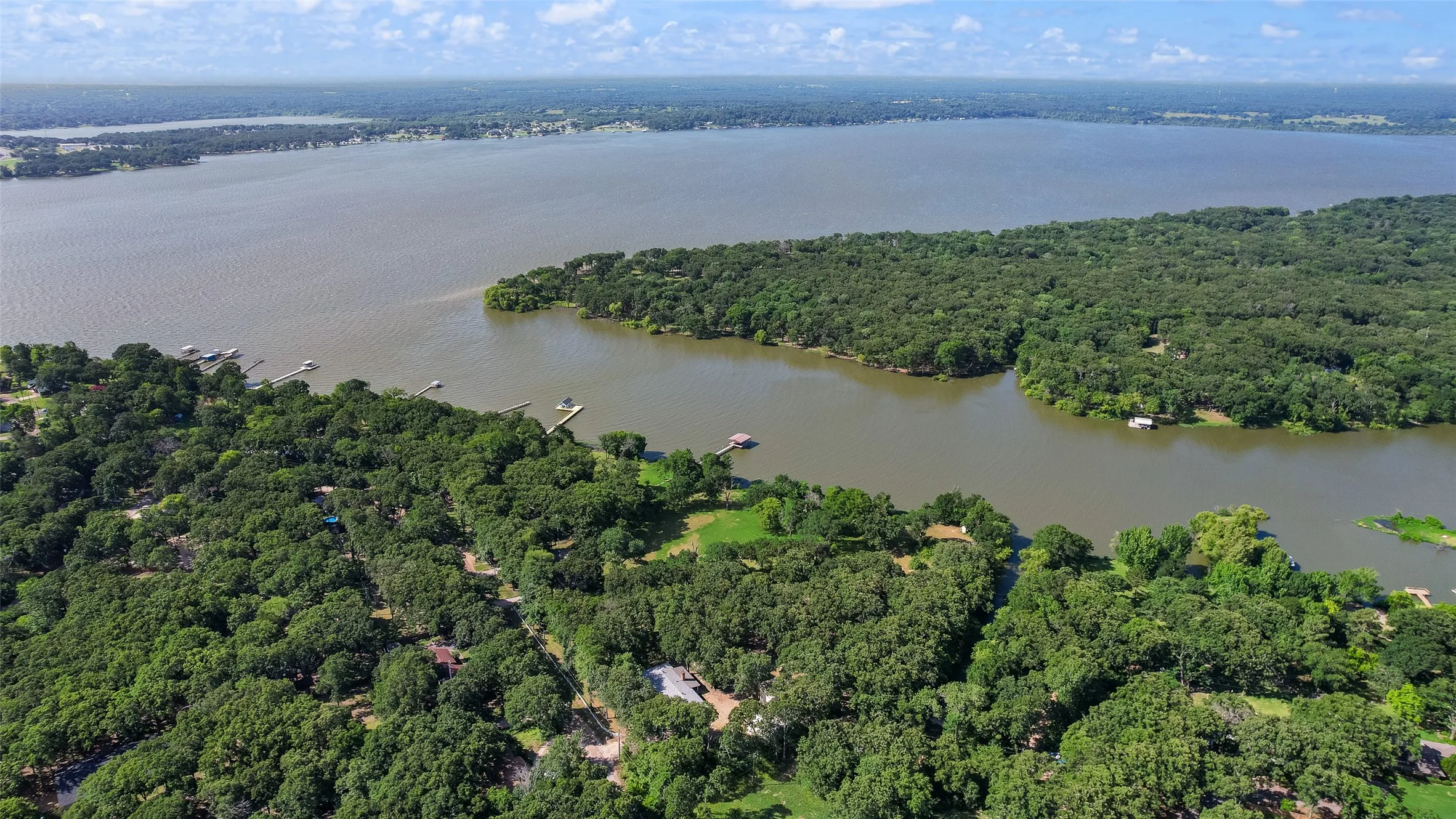 Single Family Residence For Sale in Hunt County , 2021 Lake Highland E, Quinlan, Texas 75474, 3 Bedroom, 3 Bathroom, 5 Garage spaces, 1,757 Sqft, built in 1986, mls#21321993, Real Estate Agent in Quinlan, Homes For Sale in Hunt county, Homes For Sale in Quinlan, Realtor in Quinlan Texas, Real Estate Brokerage Independent Realty Texas, Luminita Cordes Realtor
