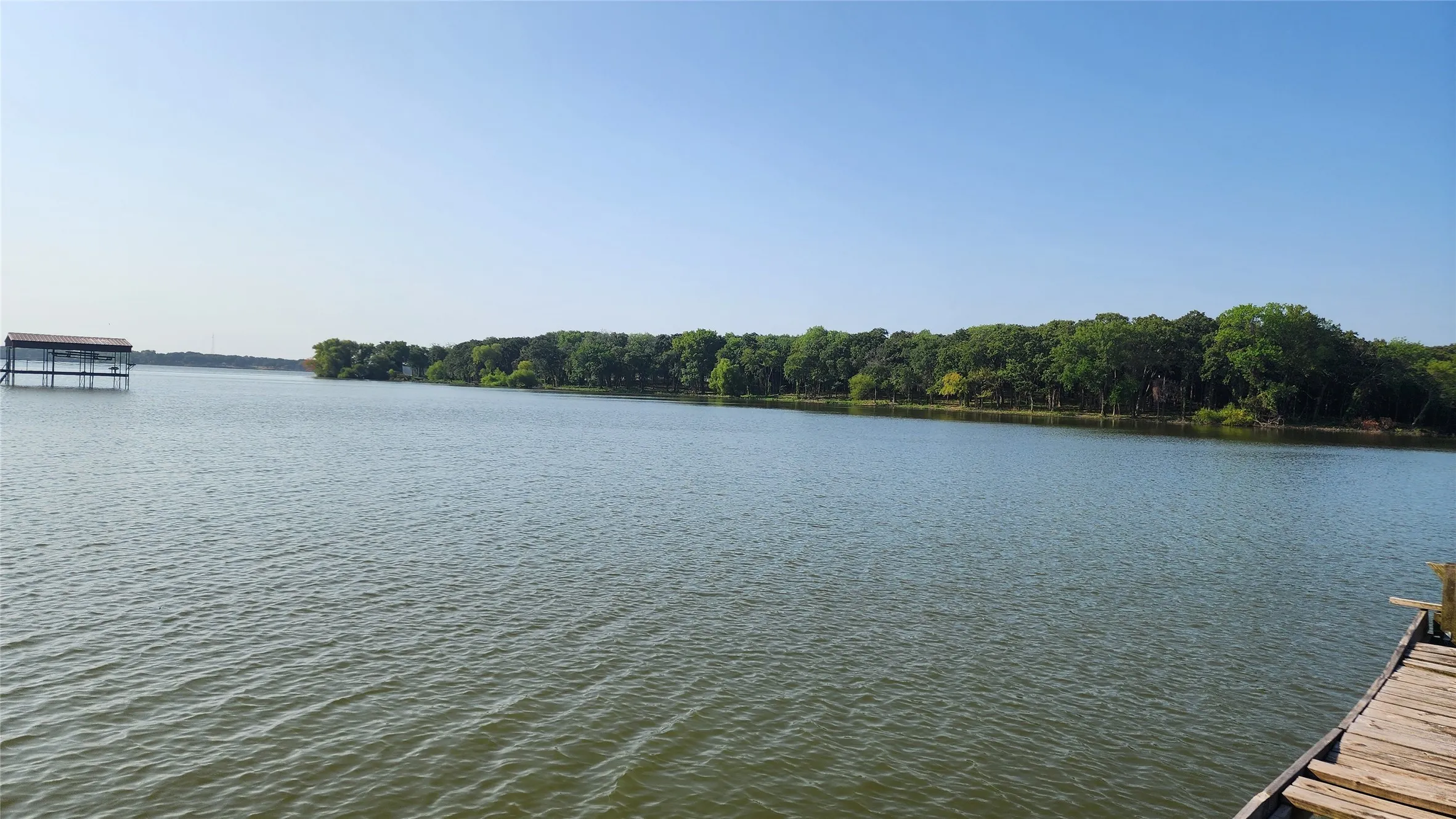 Single Family Residence For Sale in Hunt County , 2021 Lake Highland E, Quinlan, Texas 75474, 3 Bedroom, 3 Bathroom, 5 Garage spaces, 1,757 Sqft, built in 1986, mls#21321993, Real Estate Agent in Quinlan, Homes For Sale in Hunt county, Homes For Sale in Quinlan, Realtor in Quinlan Texas, Real Estate Brokerage Independent Realty Texas, Luminita Cordes Realtor