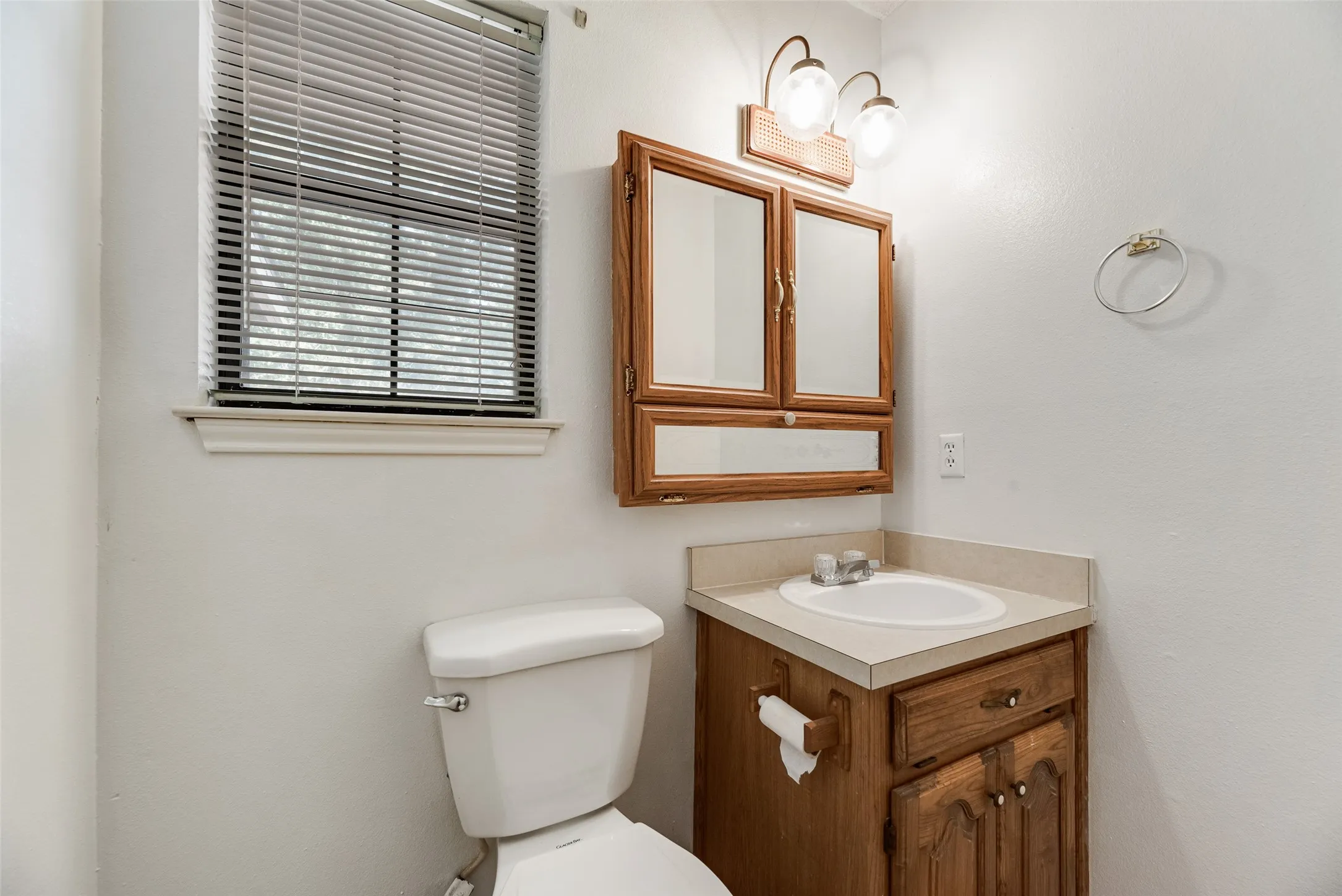 Single Family Residence For Sale in Hunt County , 2021 Lake Highland E, Quinlan, Texas 75474, 3 Bedroom, 3 Bathroom, 5 Garage spaces, 1,757 Sqft, built in 1986, mls#21321993, Real Estate Agent in Quinlan, Homes For Sale in Hunt county, Homes For Sale in Quinlan, Realtor in Quinlan Texas, Real Estate Brokerage Independent Realty Texas, Luminita Cordes Realtor