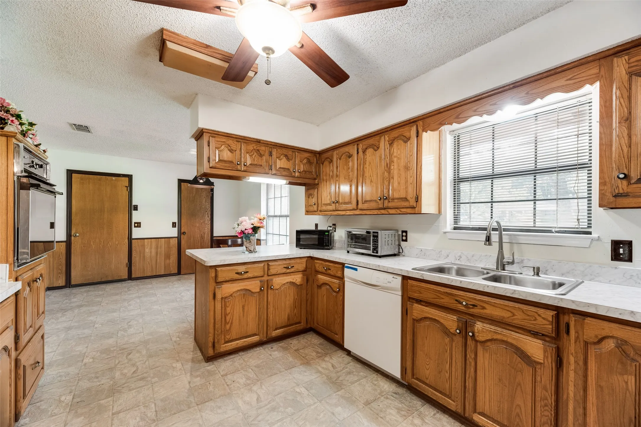Single Family Residence For Sale in Hunt County , 2021 Lake Highland E, Quinlan, Texas 75474, 3 Bedroom, 3 Bathroom, 5 Garage spaces, 1,757 Sqft, built in 1986, mls#21321993, Real Estate Agent in Quinlan, Homes For Sale in Hunt county, Homes For Sale in Quinlan, Realtor in Quinlan Texas, Real Estate Brokerage Independent Realty Texas, Luminita Cordes Realtor