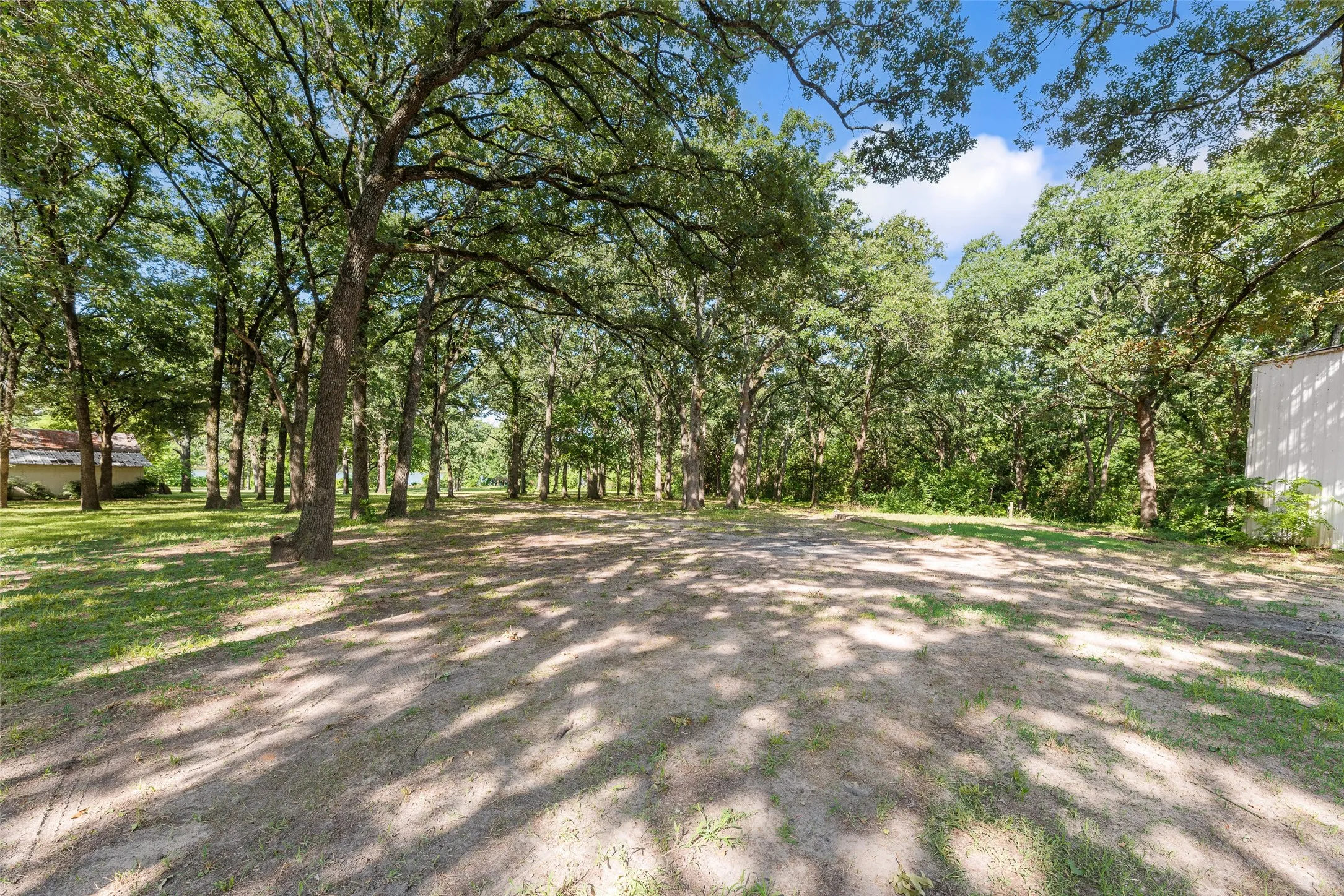 Single Family Residence For Sale in Hunt County , 2021 Lake Highland E, Quinlan, Texas 75474, 3 Bedroom, 3 Bathroom, 5 Garage spaces, 1,757 Sqft, built in 1986, mls#21321993, Real Estate Agent in Quinlan, Homes For Sale in Hunt county, Homes For Sale in Quinlan, Realtor in Quinlan Texas, Real Estate Brokerage Independent Realty Texas, Luminita Cordes Realtor