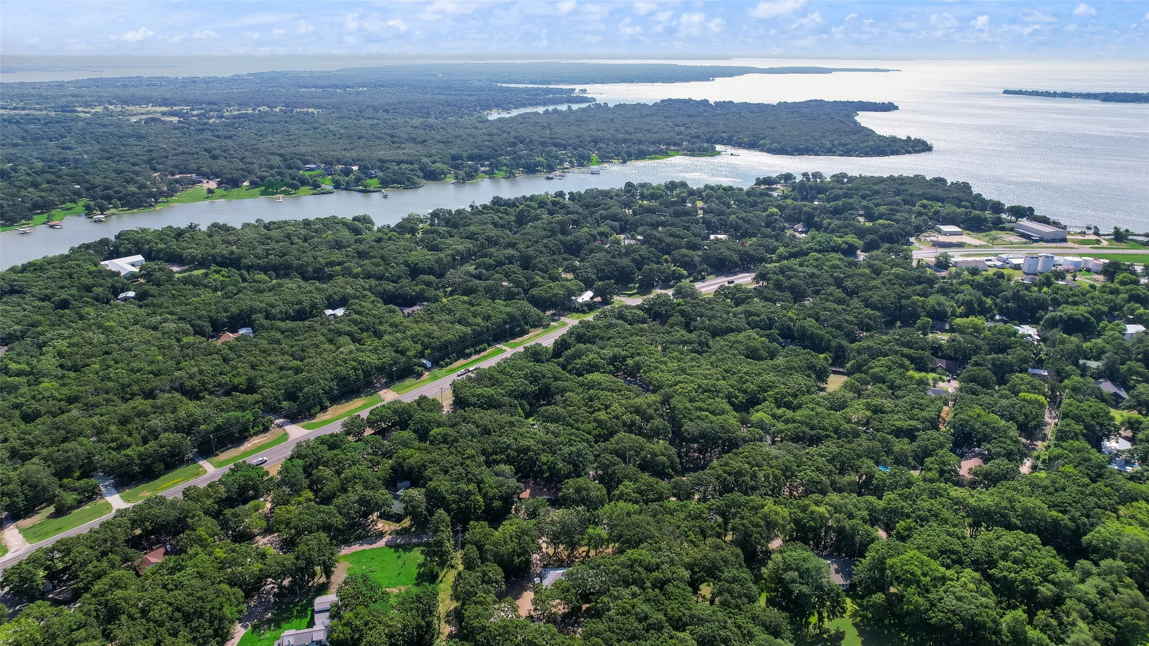 Single Family Residence For Sale in Hunt County , 2021 Lake Highland E, Quinlan, Texas 75474, 3 Bedroom, 3 Bathroom, 5 Garage spaces, 1,757 Sqft, built in 1986, mls#21321993, Real Estate Agent in Quinlan, Homes For Sale in Hunt county, Homes For Sale in Quinlan, Realtor in Quinlan Texas, Real Estate Brokerage Independent Realty Texas, Luminita Cordes Realtor