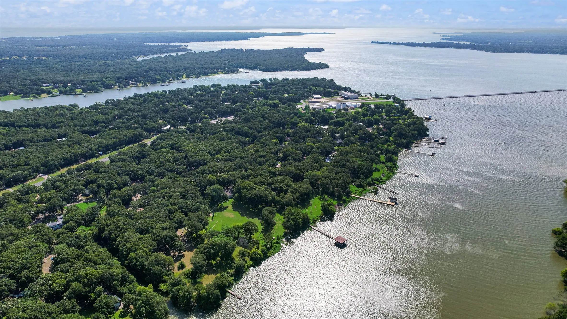 Single Family Residence For Sale in Hunt County , 2021 Lake Highland E, Quinlan, Texas 75474, 3 Bedroom, 3 Bathroom, 5 Garage spaces, 1,757 Sqft, built in 1986, mls#21321993, Real Estate Agent in Quinlan, Homes For Sale in Hunt county, Homes For Sale in Quinlan, Realtor in Quinlan Texas, Real Estate Brokerage Independent Realty Texas, Luminita Cordes Realtor