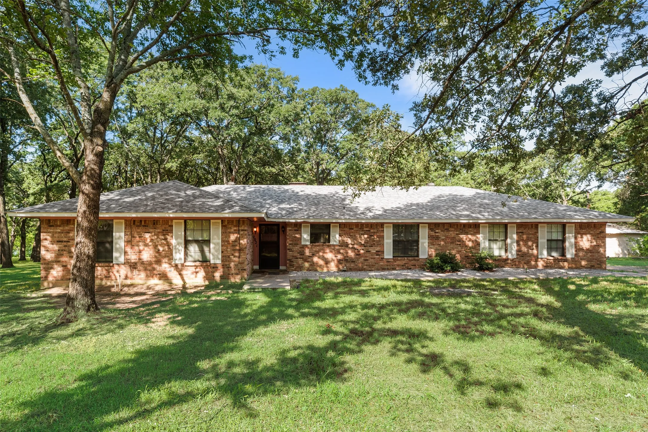 Single Family Residence For Sale in Hunt County , 2021 Lake Highland E, Quinlan, Texas 75474, 3 Bedroom, 3 Bathroom, 5 Garage spaces, 1,757 Sqft, built in 1986, mls#21321993, Real Estate Agent in Quinlan, Homes For Sale in Hunt county, Homes For Sale in Quinlan, Realtor in Quinlan Texas, Real Estate Brokerage Independent Realty Texas, Luminita Cordes Realtor