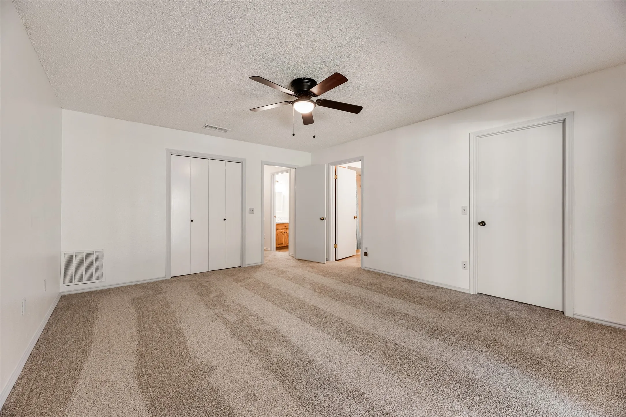 Single Family Residence For Sale in Hunt County , 2021 Lake Highland E, Quinlan, Texas 75474, 3 Bedroom, 3 Bathroom, 5 Garage spaces, 1,757 Sqft, built in 1986, mls#21321993, Real Estate Agent in Quinlan, Homes For Sale in Hunt county, Homes For Sale in Quinlan, Realtor in Quinlan Texas, Real Estate Brokerage Independent Realty Texas, Luminita Cordes Realtor