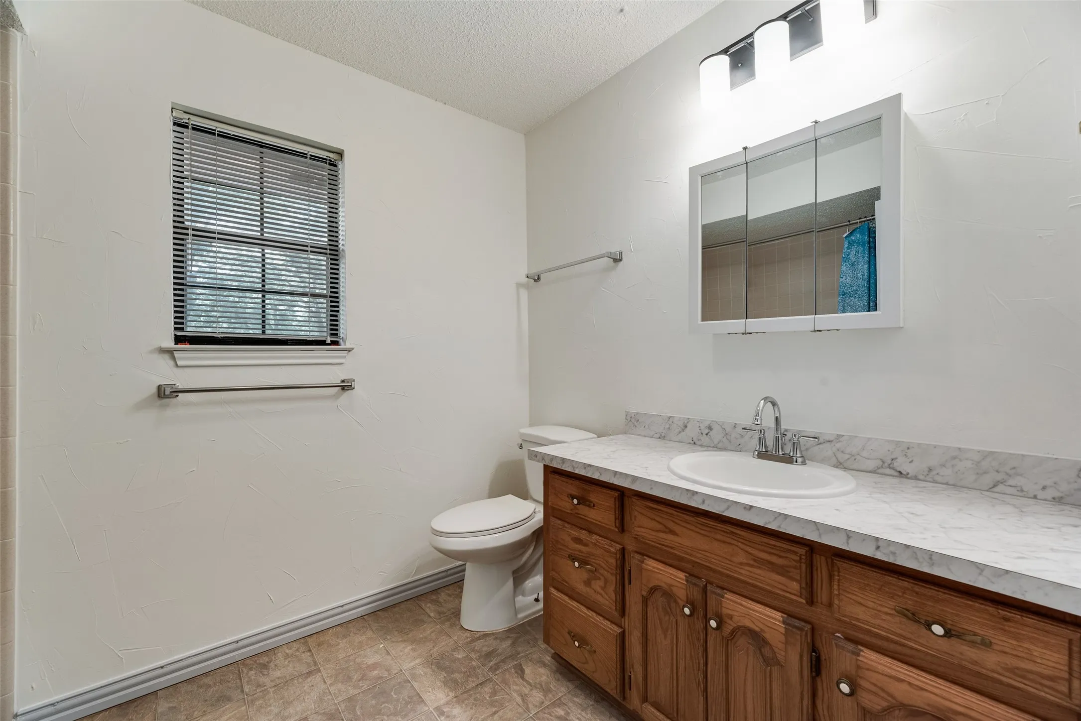 Single Family Residence For Sale in Hunt County , 2021 Lake Highland E, Quinlan, Texas 75474, 3 Bedroom, 3 Bathroom, 5 Garage spaces, 1,757 Sqft, built in 1986, mls#21321993, Real Estate Agent in Quinlan, Homes For Sale in Hunt county, Homes For Sale in Quinlan, Realtor in Quinlan Texas, Real Estate Brokerage Independent Realty Texas, Luminita Cordes Realtor