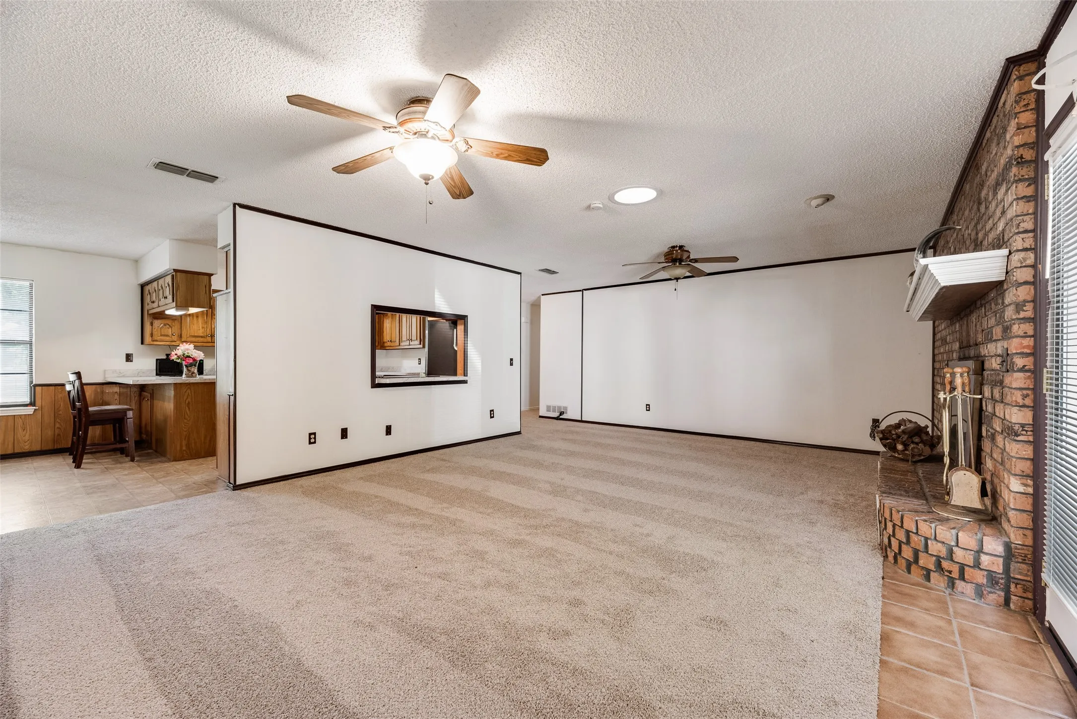 Single Family Residence For Sale in Hunt County , 2021 Lake Highland E, Quinlan, Texas 75474, 3 Bedroom, 3 Bathroom, 5 Garage spaces, 1,757 Sqft, built in 1986, mls#21321993, Real Estate Agent in Quinlan, Homes For Sale in Hunt county, Homes For Sale in Quinlan, Realtor in Quinlan Texas, Real Estate Brokerage Independent Realty Texas, Luminita Cordes Realtor