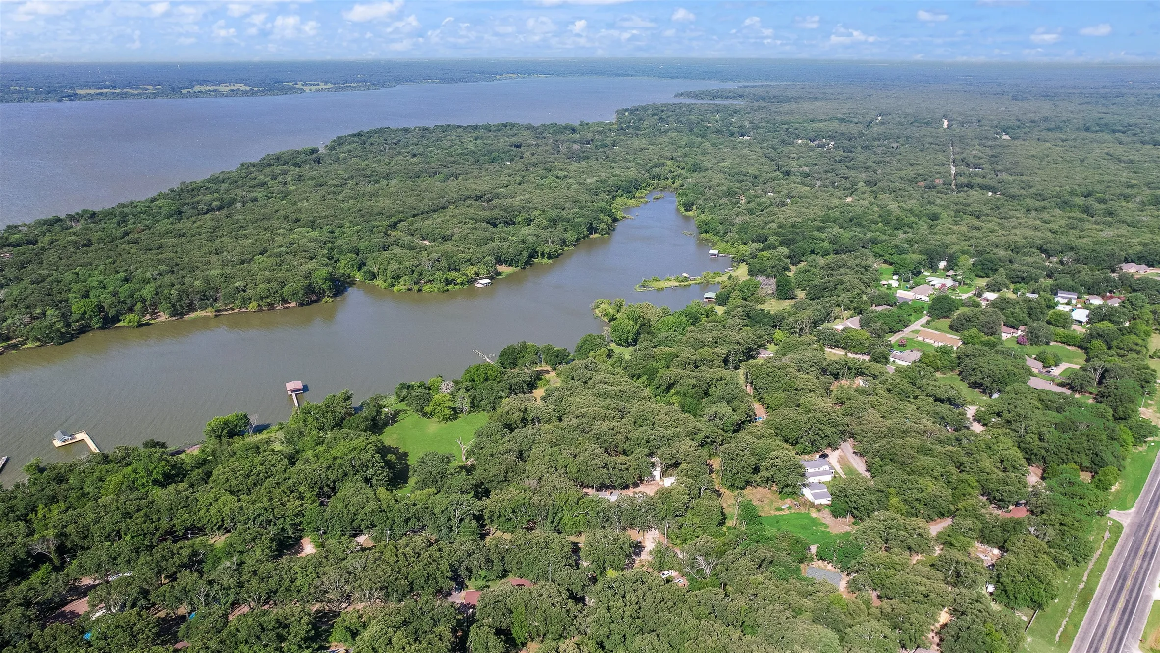 Single Family Residence For Sale in Hunt County , 2021 Lake Highland E, Quinlan, Texas 75474, 3 Bedroom, 3 Bathroom, 5 Garage spaces, 1,757 Sqft, built in 1986, mls#21321993, Real Estate Agent in Quinlan, Homes For Sale in Hunt county, Homes For Sale in Quinlan, Realtor in Quinlan Texas, Real Estate Brokerage Independent Realty Texas, Luminita Cordes Realtor