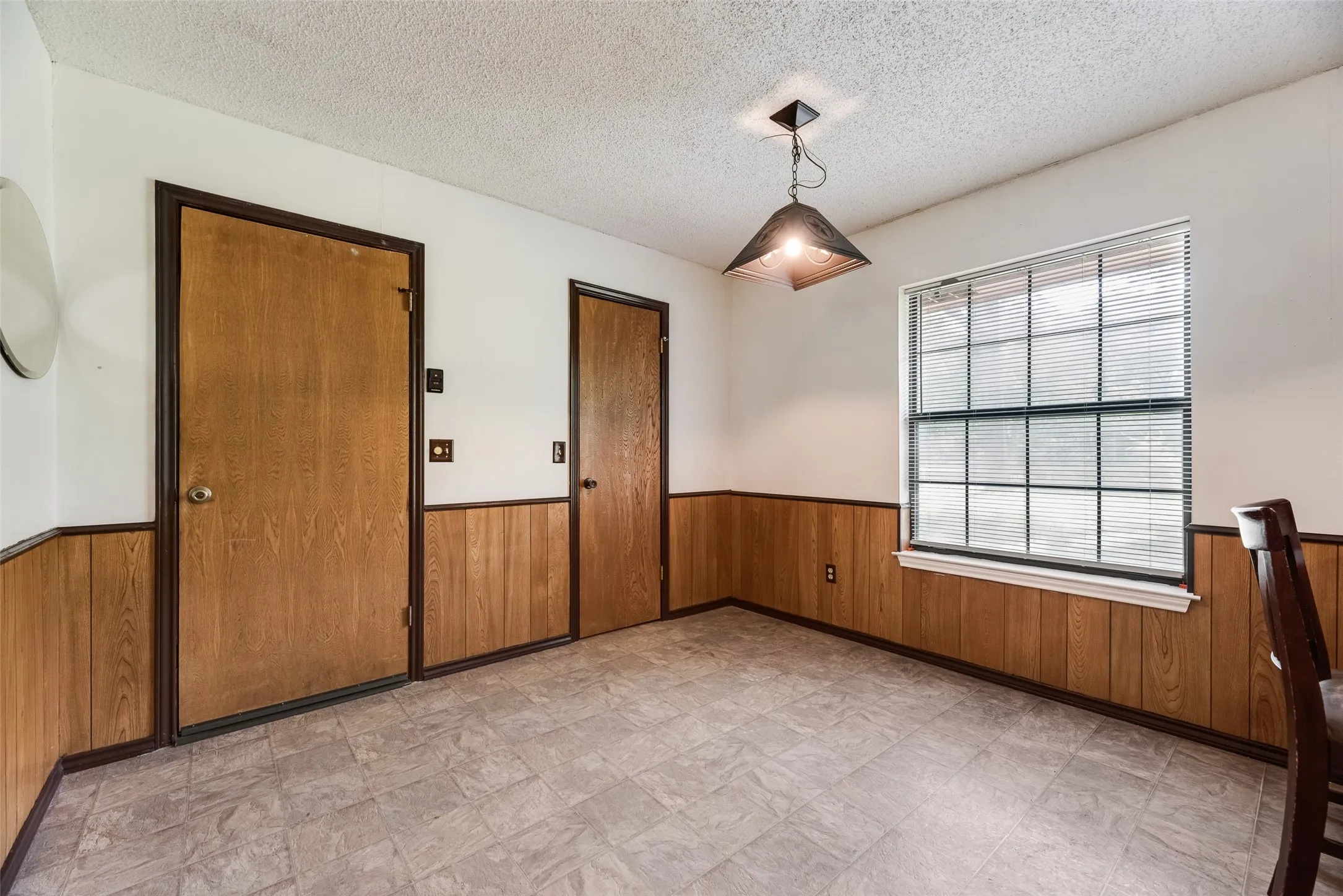 Single Family Residence For Sale in Hunt County , 2021 Lake Highland E, Quinlan, Texas 75474, 3 Bedroom, 3 Bathroom, 5 Garage spaces, 1,757 Sqft, built in 1986, mls#21321993, Real Estate Agent in Quinlan, Homes For Sale in Hunt county, Homes For Sale in Quinlan, Realtor in Quinlan Texas, Real Estate Brokerage Independent Realty Texas, Luminita Cordes Realtor