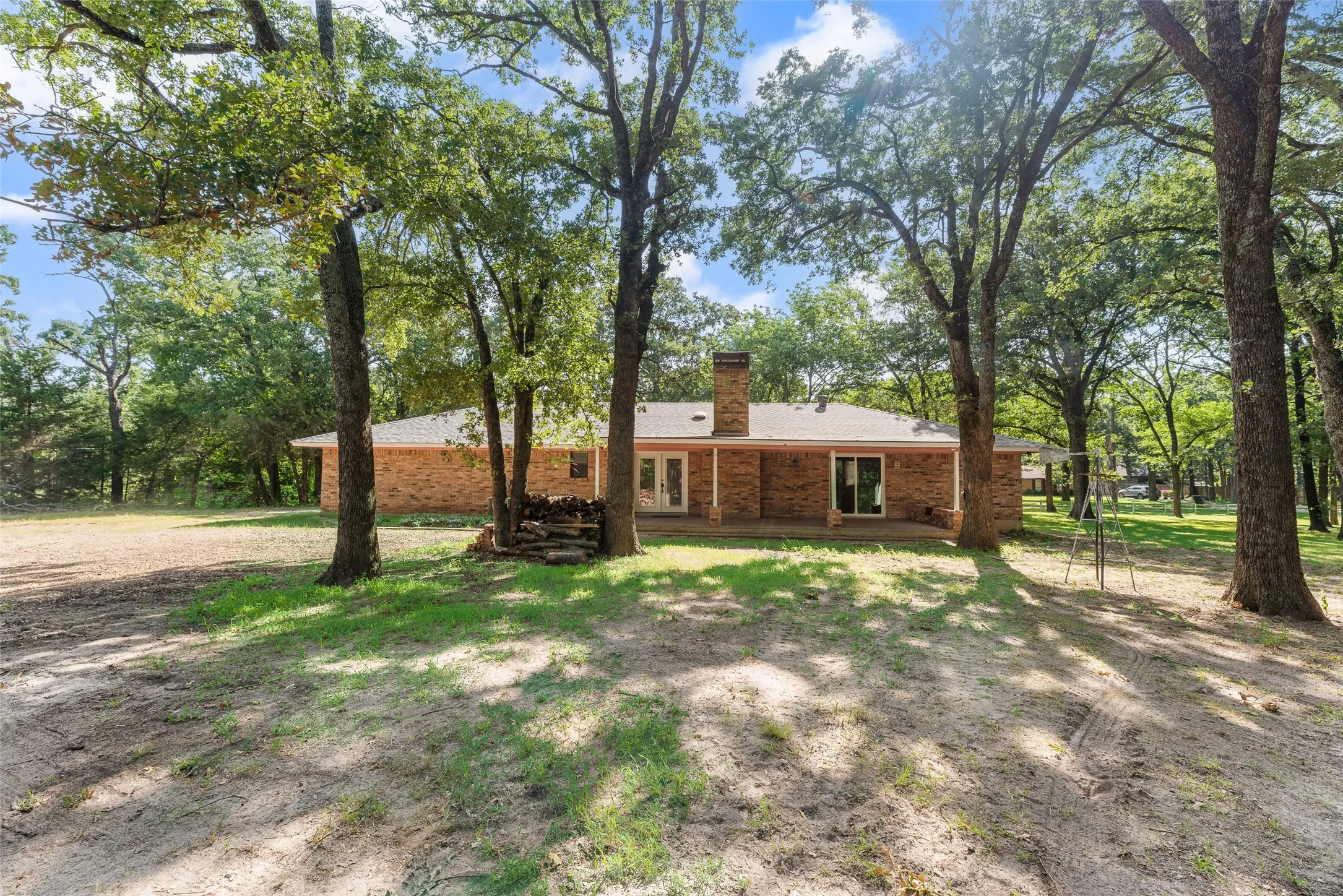 Single Family Residence For Sale in Hunt County , 2021 Lake Highland E, Quinlan, Texas 75474, 3 Bedroom, 3 Bathroom, 5 Garage spaces, 1,757 Sqft, built in 1986, mls#21321993, Real Estate Agent in Quinlan, Homes For Sale in Hunt county, Homes For Sale in Quinlan, Realtor in Quinlan Texas, Real Estate Brokerage Independent Realty Texas, Luminita Cordes Realtor
