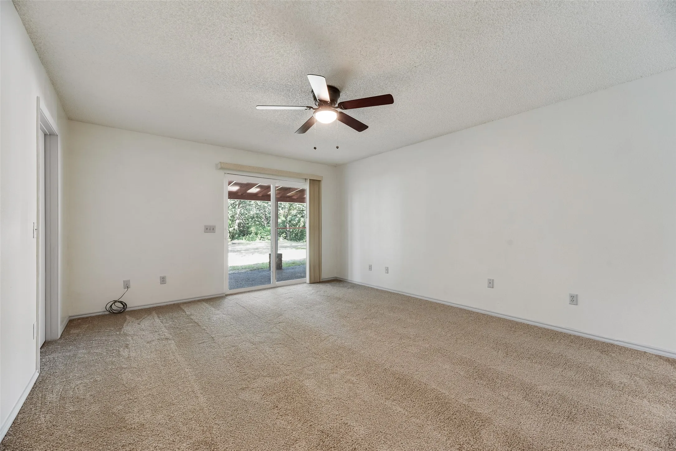 Single Family Residence For Sale in Hunt County , 2021 Lake Highland E, Quinlan, Texas 75474, 3 Bedroom, 3 Bathroom, 5 Garage spaces, 1,757 Sqft, built in 1986, mls#21321993, Real Estate Agent in Quinlan, Homes For Sale in Hunt county, Homes For Sale in Quinlan, Realtor in Quinlan Texas, Real Estate Brokerage Independent Realty Texas, Luminita Cordes Realtor