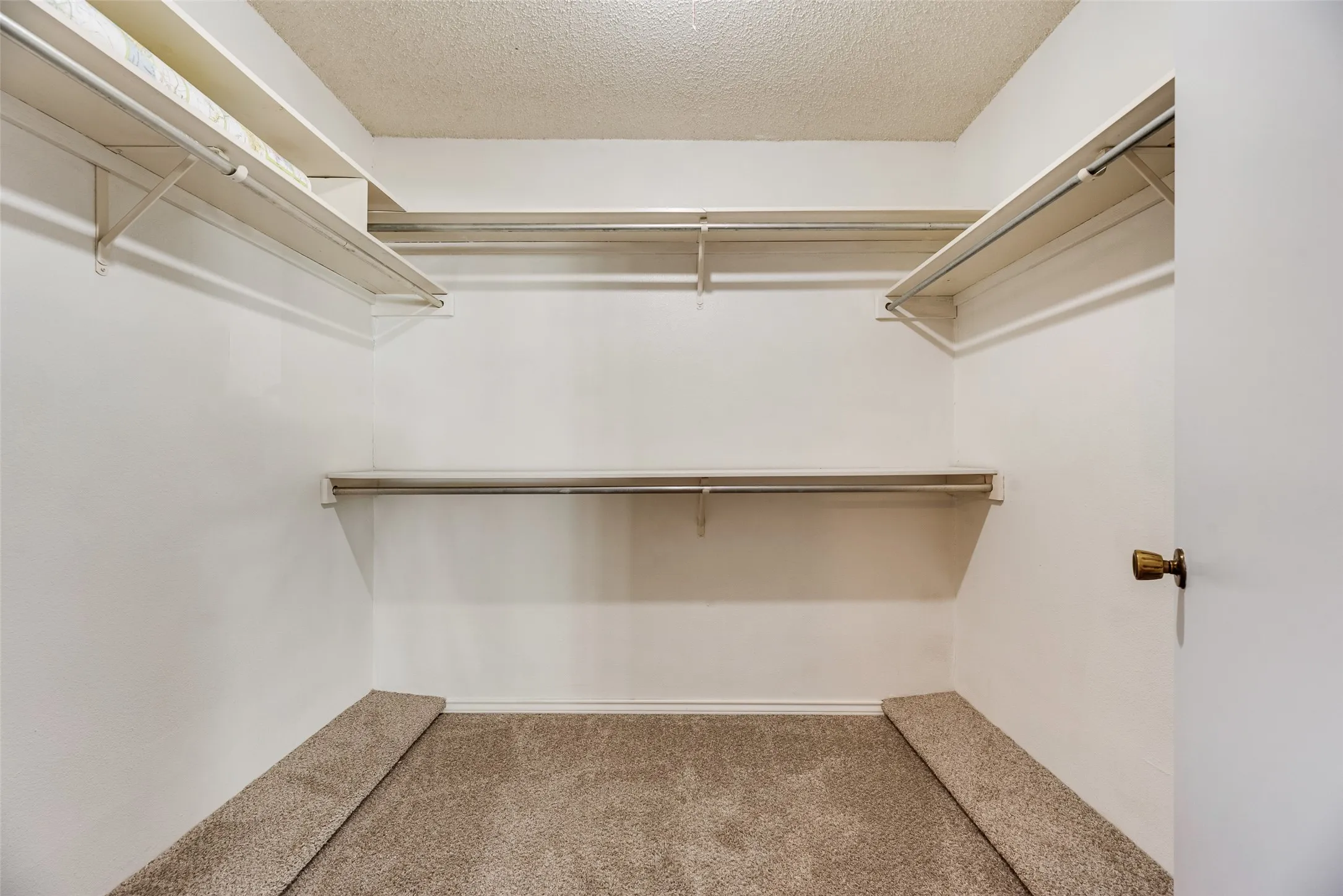 Single Family Residence For Sale in Hunt County , 2021 Lake Highland E, Quinlan, Texas 75474, 3 Bedroom, 3 Bathroom, 5 Garage spaces, 1,757 Sqft, built in 1986, mls#21321993, Real Estate Agent in Quinlan, Homes For Sale in Hunt county, Homes For Sale in Quinlan, Realtor in Quinlan Texas, Real Estate Brokerage Independent Realty Texas, Luminita Cordes Realtor