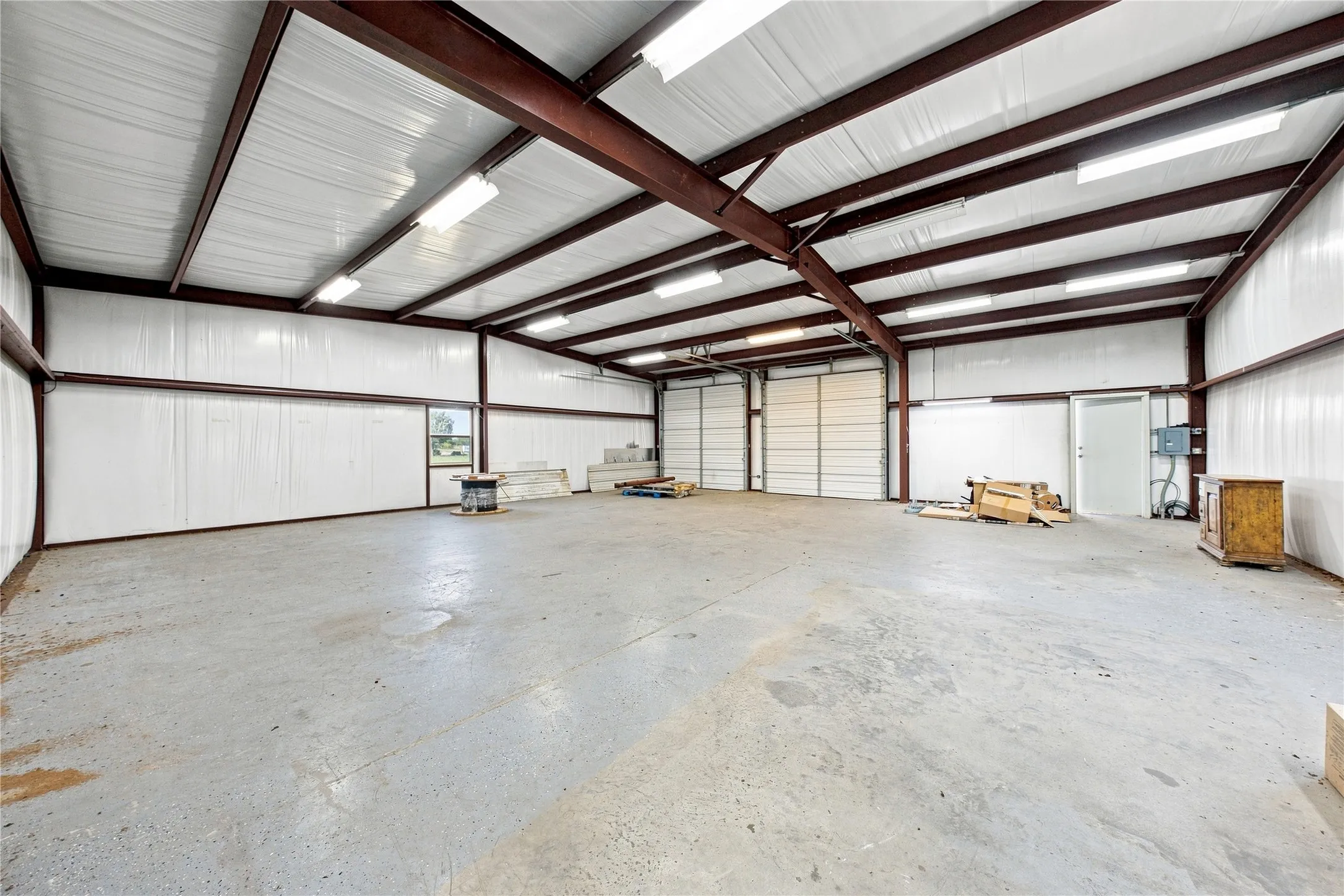 1,600 sq ft of warehouse garage