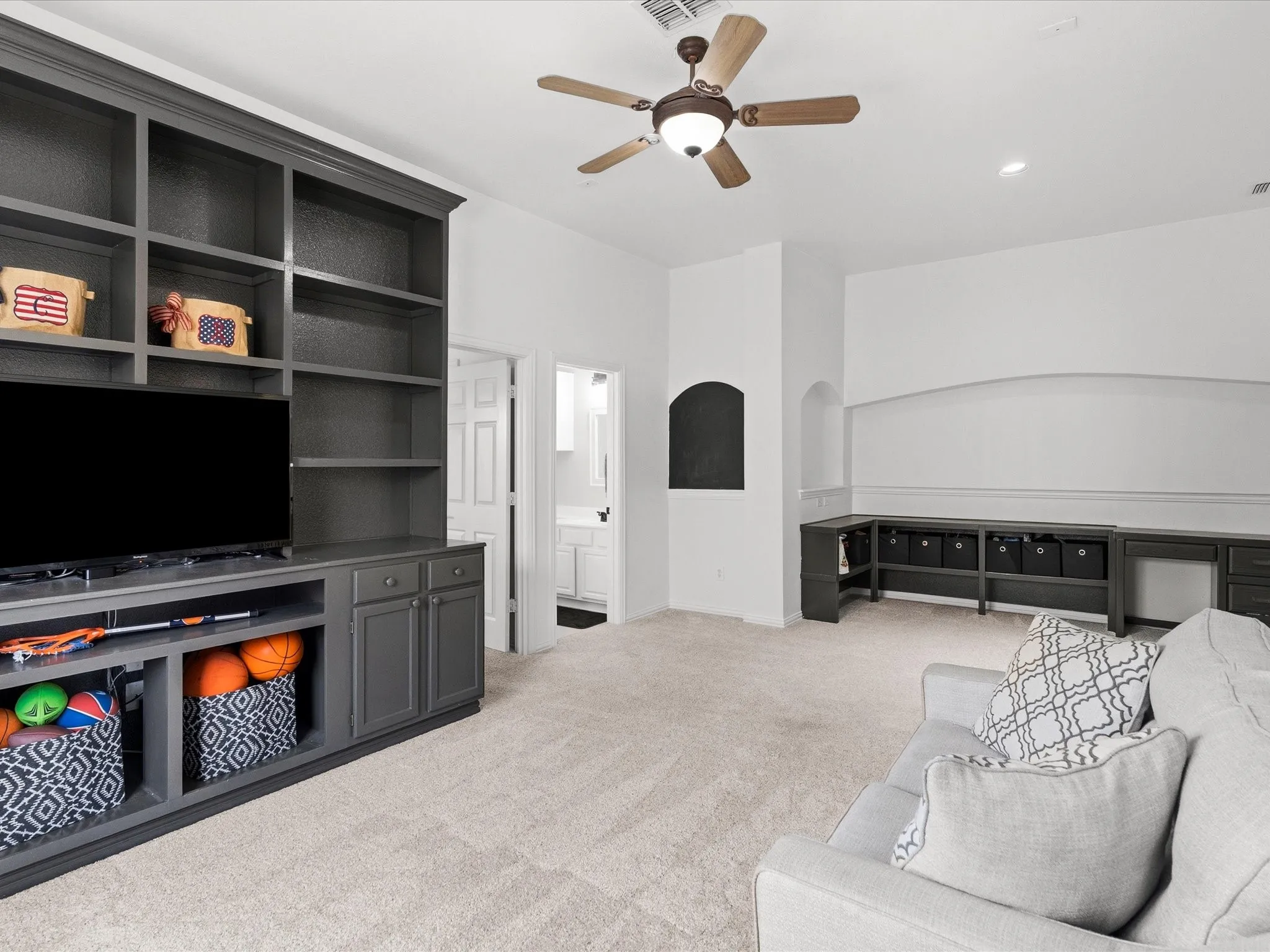 Single Family Residence For Sale in Denton County , 2849 Greenway Drive, Frisco, Texas 75034, 4 Bedroom, 4 Bathroom, 2 Garage spaces, 2,873 Sqft, built in 2002, mls#21301071, Real Estate Agent in Frisco, Homes For Sale in Denton county, Homes For Sale in Frisco, Realtor in Frisco Texas, Real Estate Brokerage Independent Realty Texas, Luminita Cordes Realtor