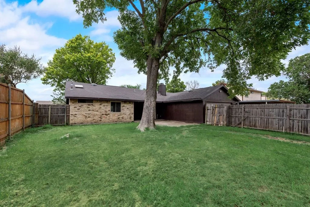Single Family Residence For Rent in Dallas County , 3702 Lofland Lane, Rowlett, Texas 75088, 3 Bedroom, 2 Bathroom, 2 Garage spaces, 1,496 Sqft, built in 1985, mls#21315266, Real Estate Agent in Rowlett, Homes For Rent in Dallas county, Homes For Rent in Rowlett, Realtor in Rowlett Texas, Real Estate Brokerage Independent Realty Texas, Luminita Cordes Realtor