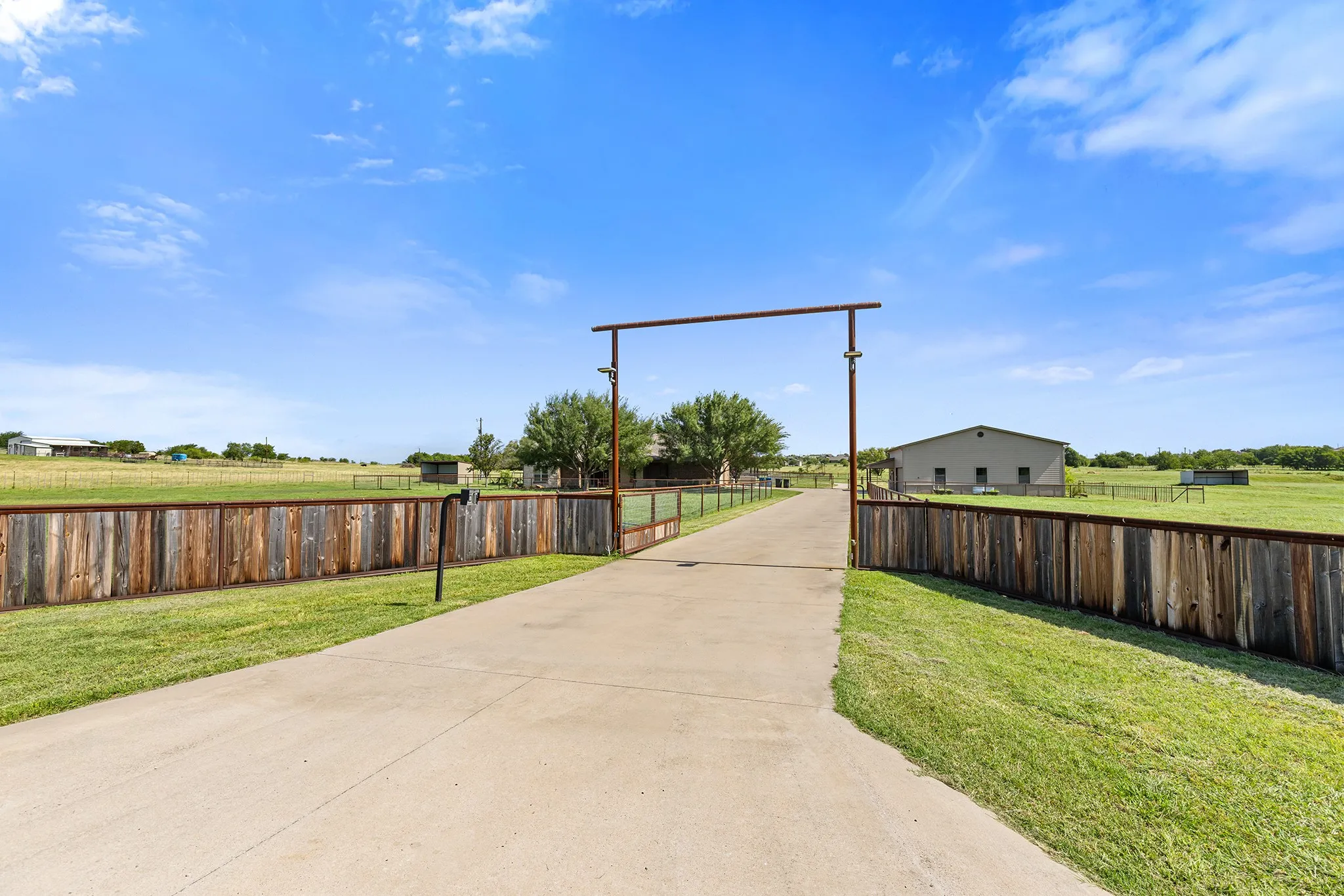 Farm For Sale in Parker County , 678 Gregory Street, Weatherford, Texas 76087, 3 Bedroom, 2 Bathroom, 4 Garage spaces, 2,643 Sqft, built in 2002, mls#21322058, Real Estate Agent in Weatherford, Homes For Sale in Parker county, Homes For Sale in Weatherford, Realtor in Weatherford Texas, Real Estate Brokerage Independent Realty Texas, Luminita Cordes Realtor