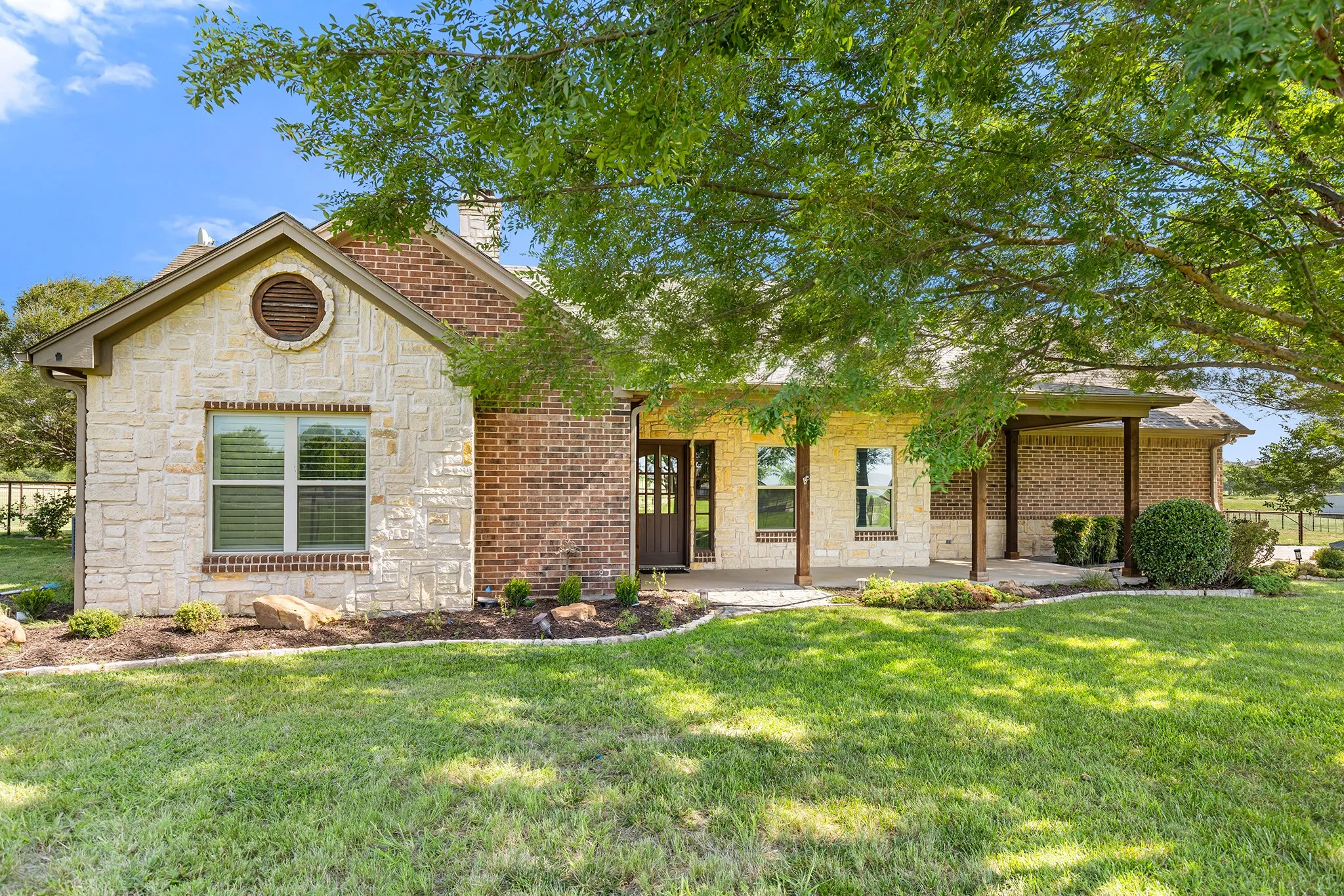 Farm For Sale in Parker County , 678 Gregory Street, Weatherford, Texas 76087, 3 Bedroom, 2 Bathroom, 4 Garage spaces, 2,643 Sqft, built in 2002, mls#21322058, Real Estate Agent in Weatherford, Homes For Sale in Parker county, Homes For Sale in Weatherford, Realtor in Weatherford Texas, Real Estate Brokerage Independent Realty Texas, Luminita Cordes Realtor