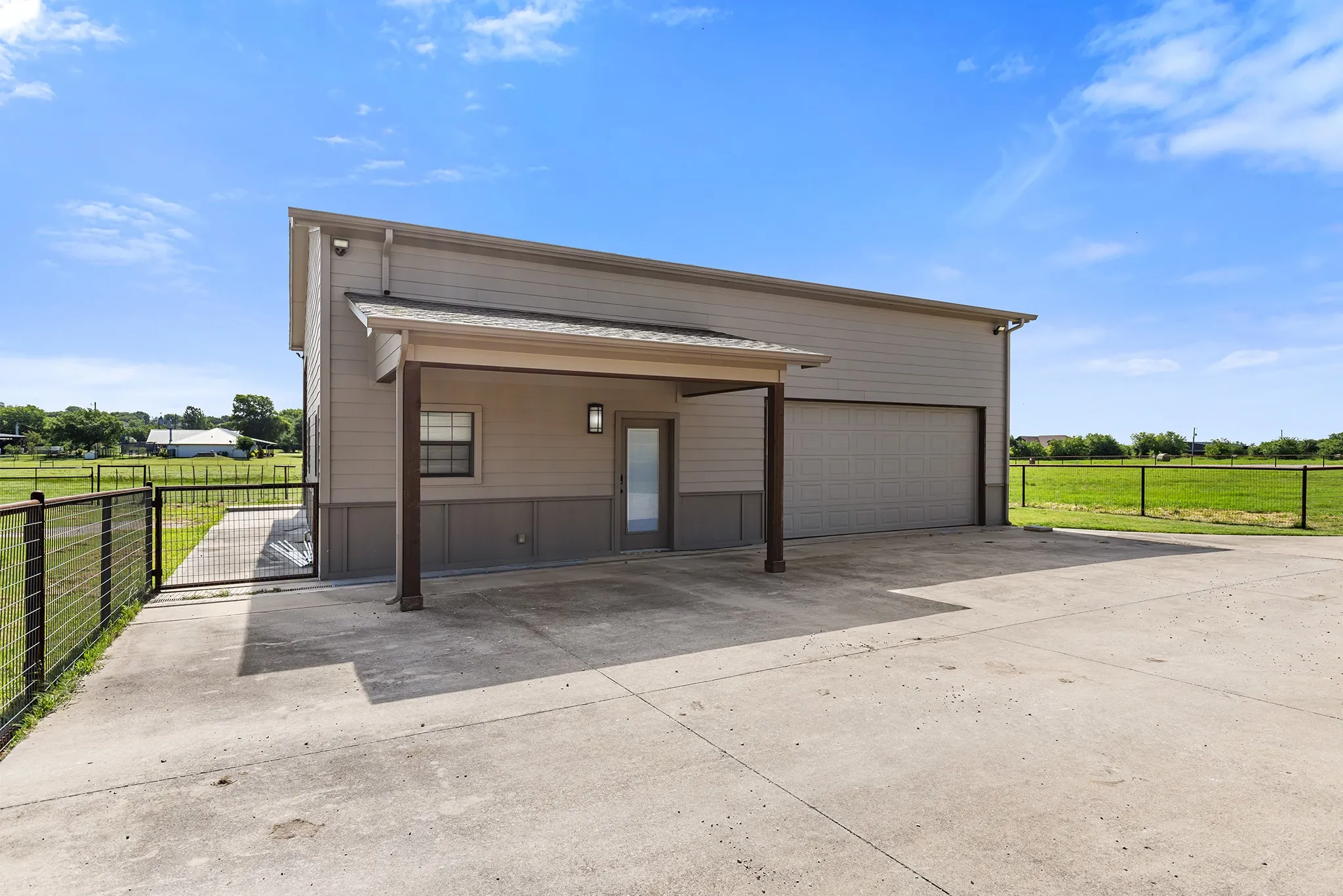 Farm For Sale in Parker County , 678 Gregory Street, Weatherford, Texas 76087, 3 Bedroom, 2 Bathroom, 4 Garage spaces, 2,643 Sqft, built in 2002, mls#21322058, Real Estate Agent in Weatherford, Homes For Sale in Parker county, Homes For Sale in Weatherford, Realtor in Weatherford Texas, Real Estate Brokerage Independent Realty Texas, Luminita Cordes Realtor