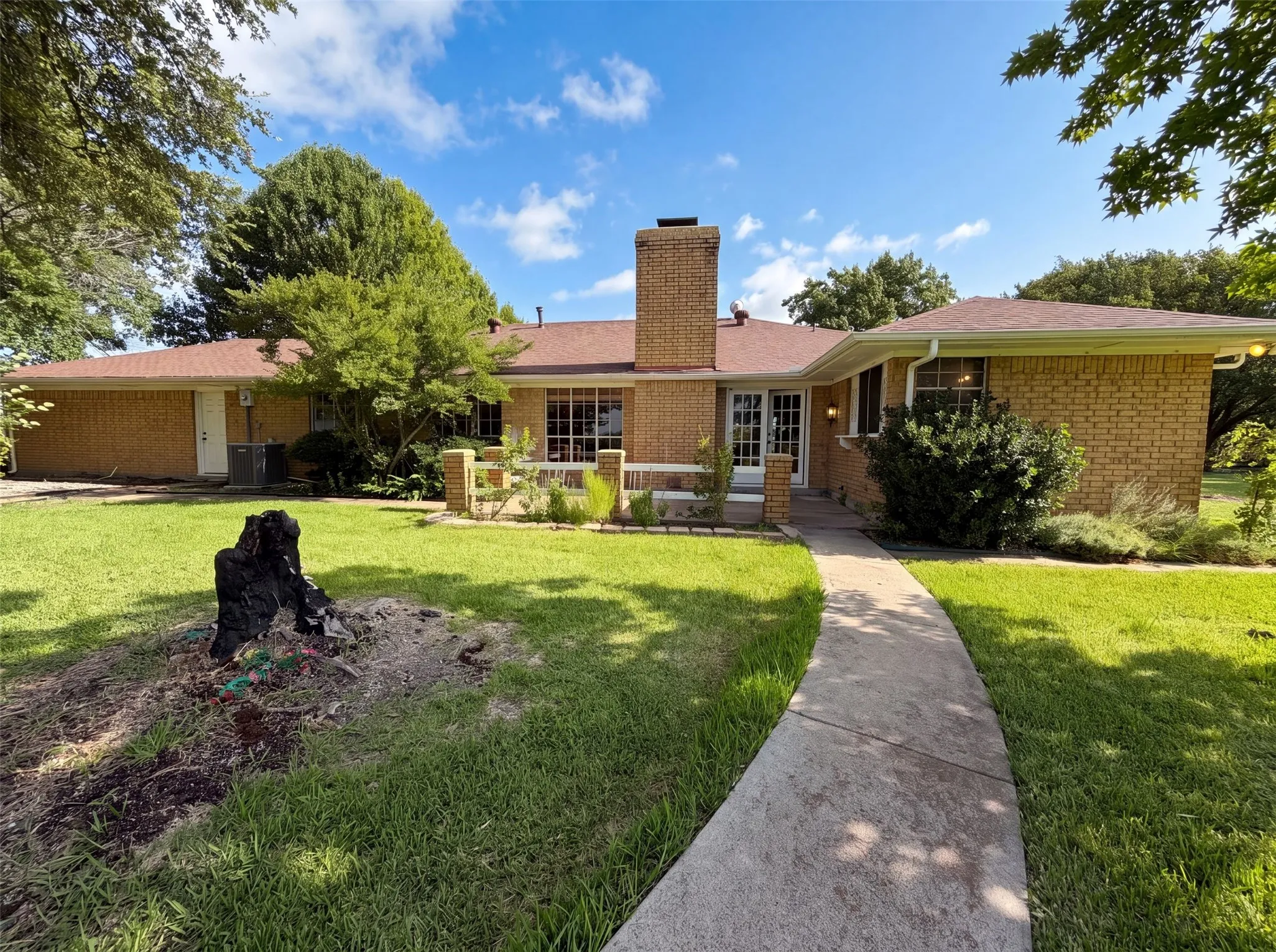 Single Family Residence For Sale in Ellis County , 100 Dubb Lane, Red Oak, Texas 75154, 3 Bedroom, 2 Bathroom, 2 Garage spaces, 2,067 Sqft, built in 1974, mls#21322091, Real Estate Agent in Red Oak, Homes For Sale in Ellis county, Homes For Sale in Red Oak, Realtor in Red Oak Texas, Real Estate Brokerage Independent Realty Texas, Luminita Cordes Realtor