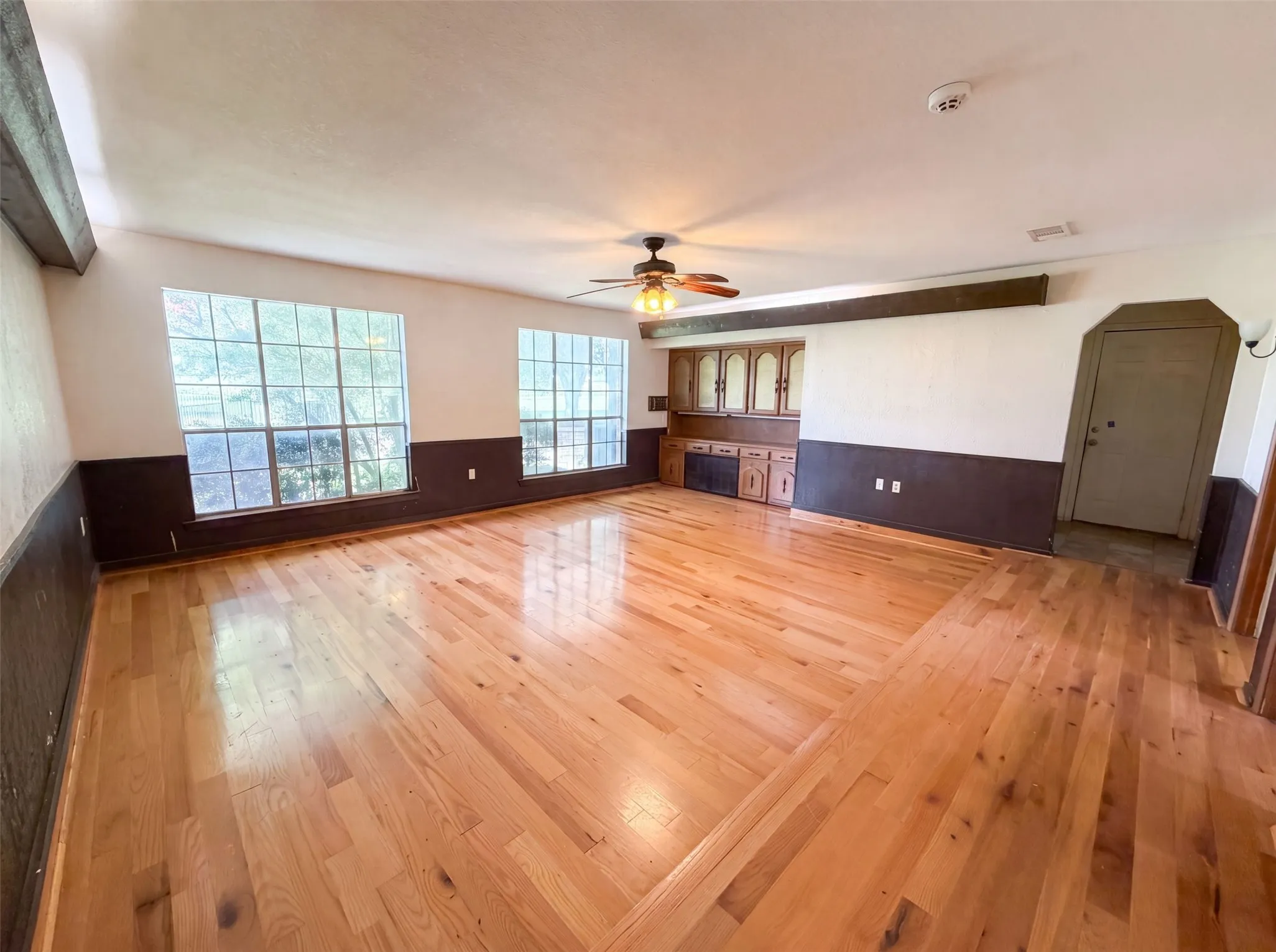 Single Family Residence For Sale in Ellis County , 100 Dubb Lane, Red Oak, Texas 75154, 3 Bedroom, 2 Bathroom, 2 Garage spaces, 2,067 Sqft, built in 1974, mls#21322091, Real Estate Agent in Red Oak, Homes For Sale in Ellis county, Homes For Sale in Red Oak, Realtor in Red Oak Texas, Real Estate Brokerage Independent Realty Texas, Luminita Cordes Realtor