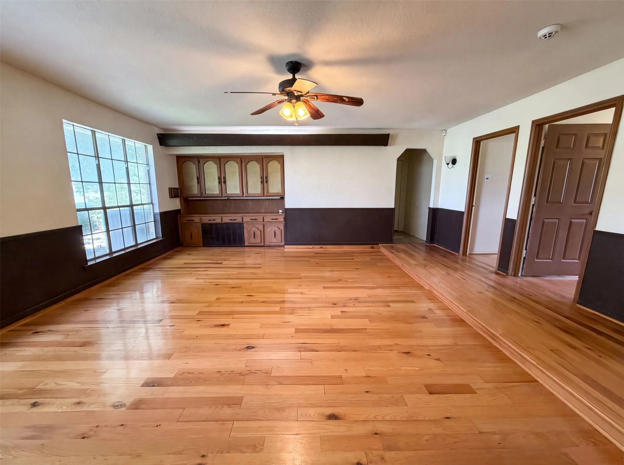 Single Family Residence For Sale in Ellis County , 100 Dubb Lane, Red Oak, Texas 75154, 3 Bedroom, 2 Bathroom, 2 Garage spaces, 2,067 Sqft, built in 1974, mls#21322091, Real Estate Agent in Red Oak, Homes For Sale in Ellis county, Homes For Sale in Red Oak, Realtor in Red Oak Texas, Real Estate Brokerage Independent Realty Texas, Luminita Cordes Realtor