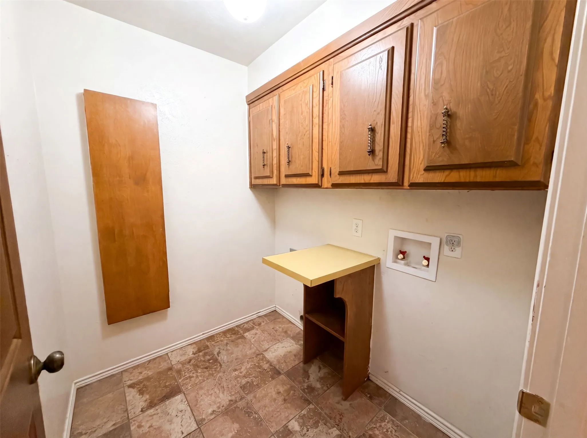 Single Family Residence For Sale in Ellis County , 100 Dubb Lane, Red Oak, Texas 75154, 3 Bedroom, 2 Bathroom, 2 Garage spaces, 2,067 Sqft, built in 1974, mls#21322091, Real Estate Agent in Red Oak, Homes For Sale in Ellis county, Homes For Sale in Red Oak, Realtor in Red Oak Texas, Real Estate Brokerage Independent Realty Texas, Luminita Cordes Realtor