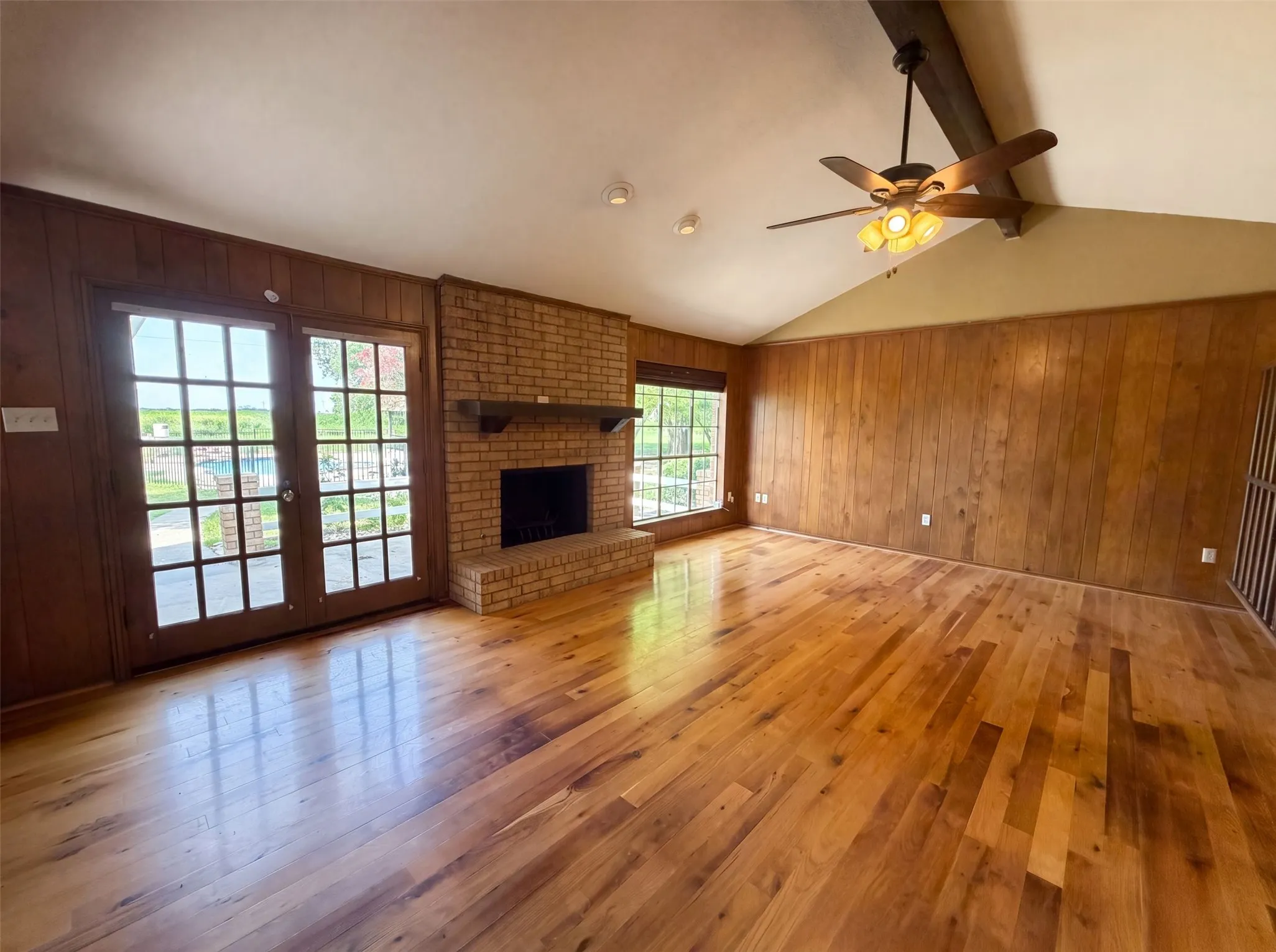 Single Family Residence For Sale in Ellis County , 100 Dubb Lane, Red Oak, Texas 75154, 3 Bedroom, 2 Bathroom, 2 Garage spaces, 2,067 Sqft, built in 1974, mls#21322091, Real Estate Agent in Red Oak, Homes For Sale in Ellis county, Homes For Sale in Red Oak, Realtor in Red Oak Texas, Real Estate Brokerage Independent Realty Texas, Luminita Cordes Realtor