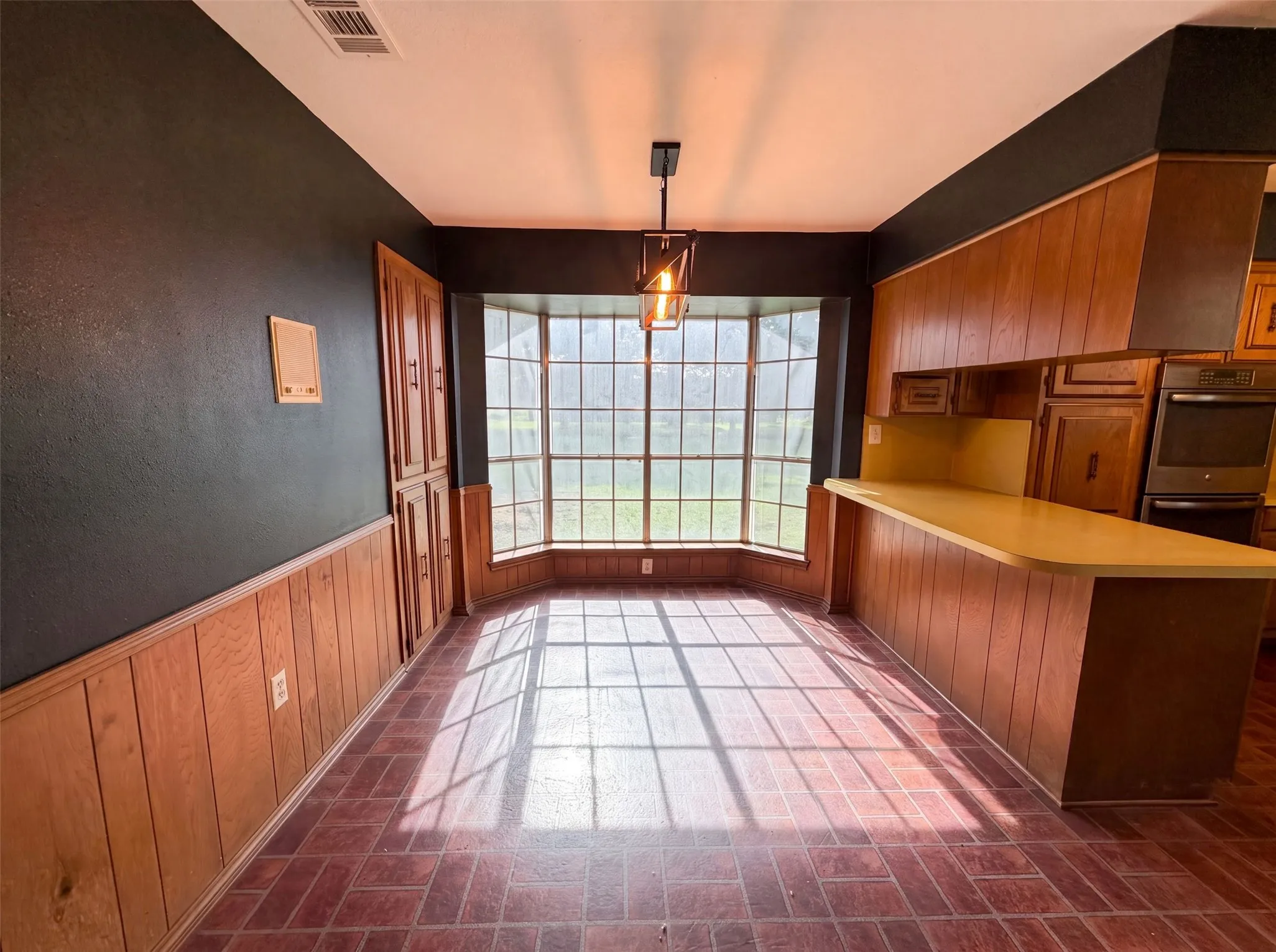 Single Family Residence For Sale in Ellis County , 100 Dubb Lane, Red Oak, Texas 75154, 3 Bedroom, 2 Bathroom, 2 Garage spaces, 2,067 Sqft, built in 1974, mls#21322091, Real Estate Agent in Red Oak, Homes For Sale in Ellis county, Homes For Sale in Red Oak, Realtor in Red Oak Texas, Real Estate Brokerage Independent Realty Texas, Luminita Cordes Realtor