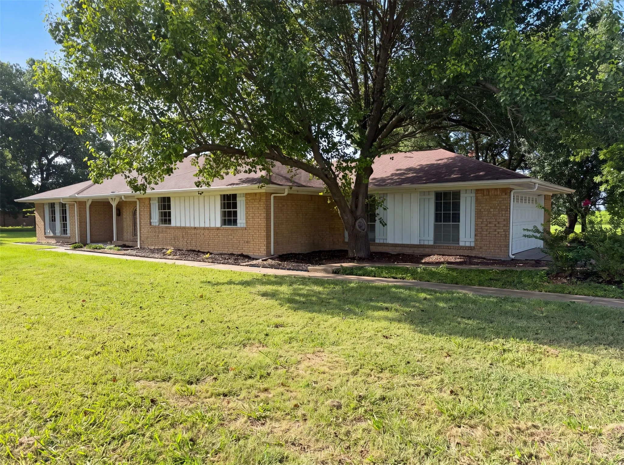 Single Family Residence For Sale in Ellis County , 100 Dubb Lane, Red Oak, Texas 75154, 3 Bedroom, 2 Bathroom, 2 Garage spaces, 2,067 Sqft, built in 1974, mls#21322091, Real Estate Agent in Red Oak, Homes For Sale in Ellis county, Homes For Sale in Red Oak, Realtor in Red Oak Texas, Real Estate Brokerage Independent Realty Texas, Luminita Cordes Realtor