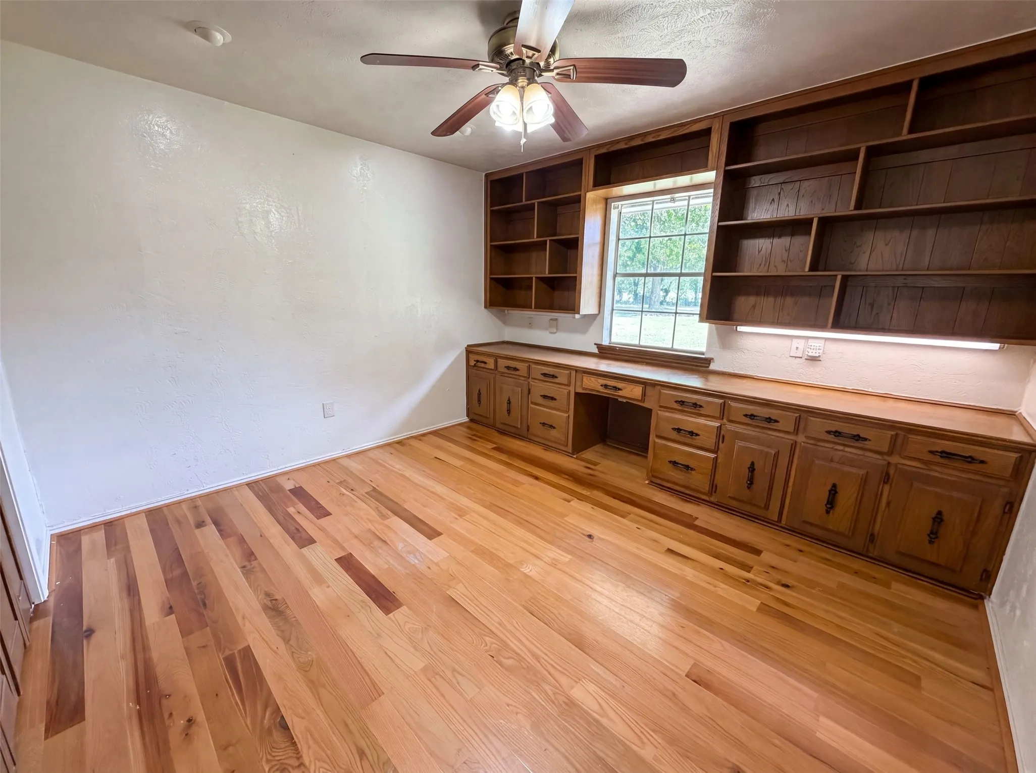 Single Family Residence For Sale in Ellis County , 100 Dubb Lane, Red Oak, Texas 75154, 3 Bedroom, 2 Bathroom, 2 Garage spaces, 2,067 Sqft, built in 1974, mls#21322091, Real Estate Agent in Red Oak, Homes For Sale in Ellis county, Homes For Sale in Red Oak, Realtor in Red Oak Texas, Real Estate Brokerage Independent Realty Texas, Luminita Cordes Realtor