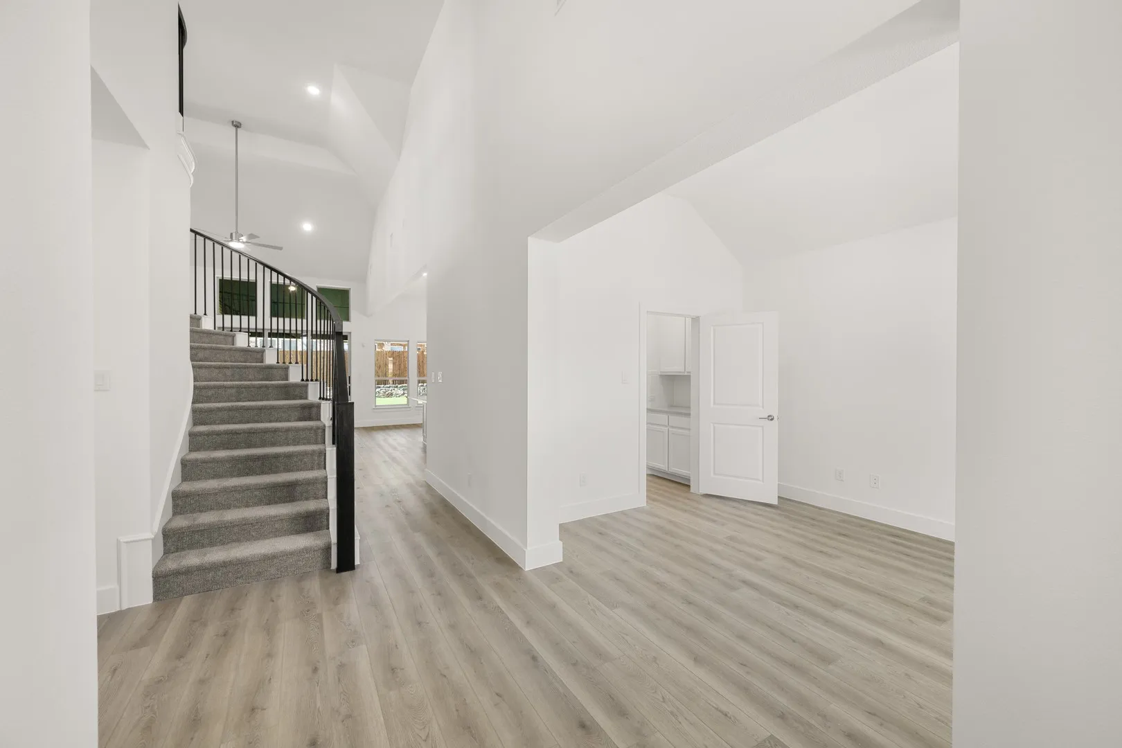1826 Chadwick- Entry-2
