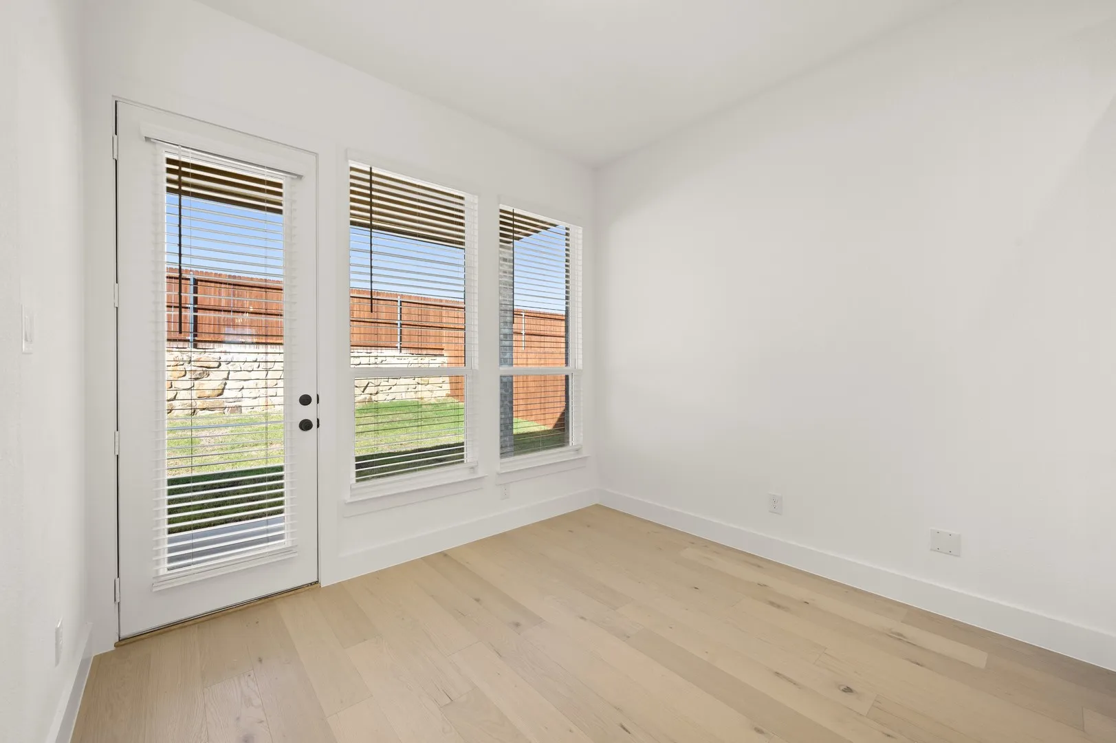 5320 Blue Cypress- Breakfast nook-1