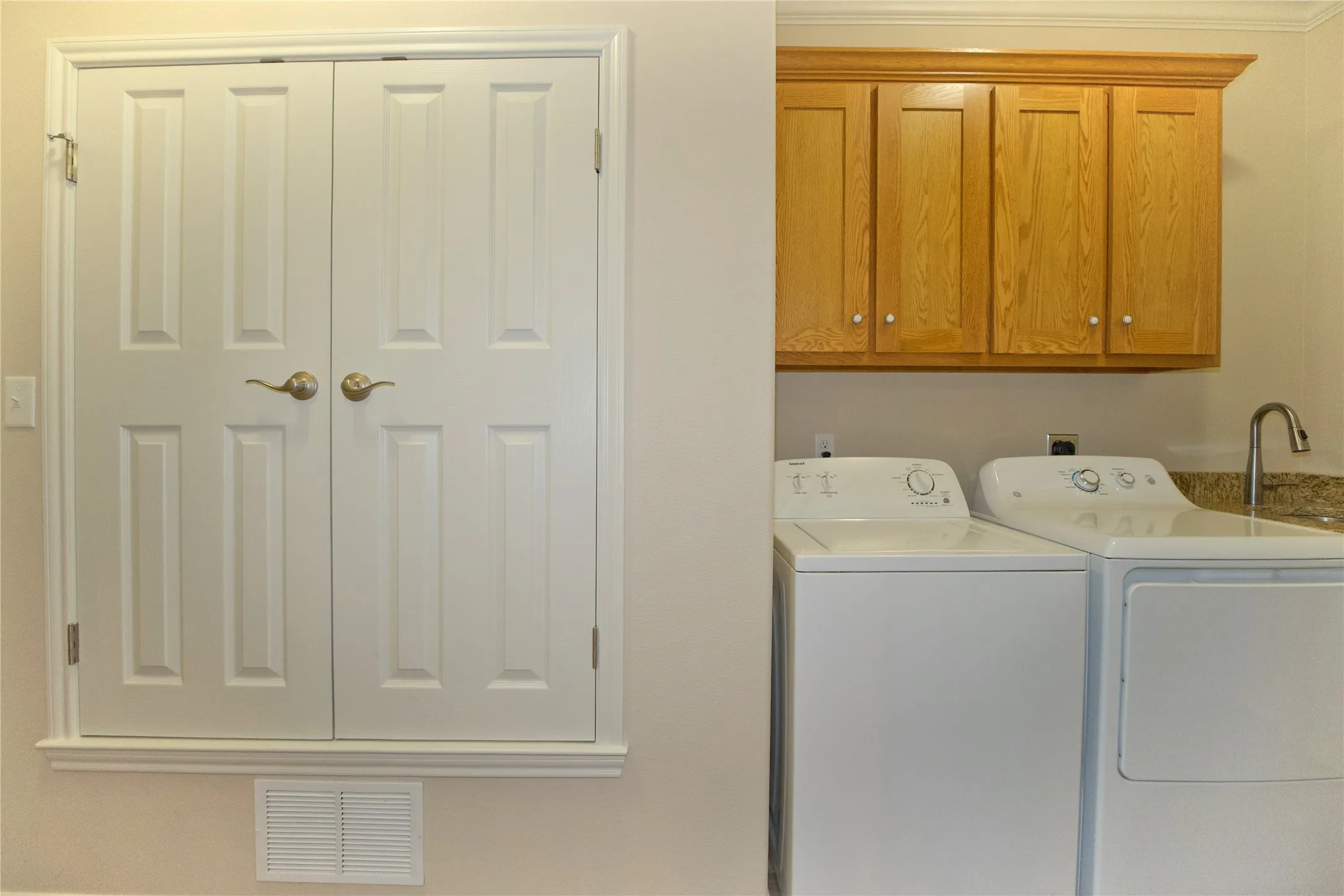 Single Family Residence For Sale in Cooke County , 318 E 4th Street, Lindsay, Texas 76250, 3 Bedrooms, 2 Bathrooms, 2 Garage spaces, 1,982 Sqft, built in 2018, Price $374,900, mls#21319374, Real Estate Agent in Lindsay, Homes For Sale in Cooke county, Homes For Sale in Lindsay, Realtor in Lindsay Texas, Real Estate Brokerage Independent Realty Texas, Luminita Cordes Realtor