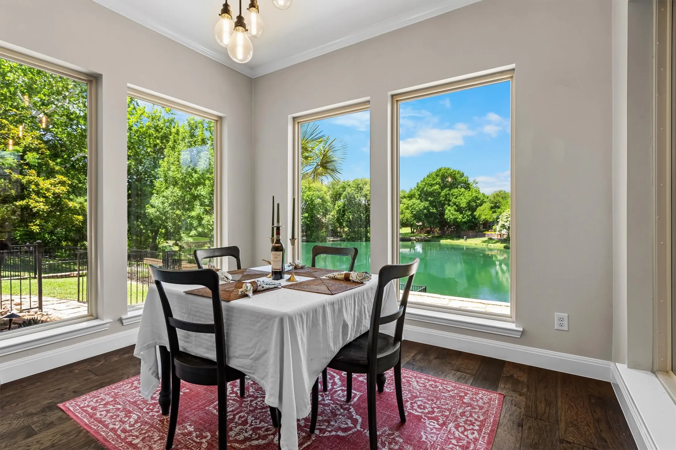 Single Family Residence For Sale in Rockwall County , 5208 Yacht Club Drive, Rockwall, Texas 75032, 4 Bedroom, 3 Bathroom, 2 Garage spaces, 2,851 Sqft, built in 1990, mls#21320359, Real Estate Agent in Rockwall, Homes For Sale in Rockwall county, Homes For Sale in Rockwall, Realtor in Rockwall Texas, Real Estate Brokerage Independent Realty Texas, Luminita Cordes Realtor