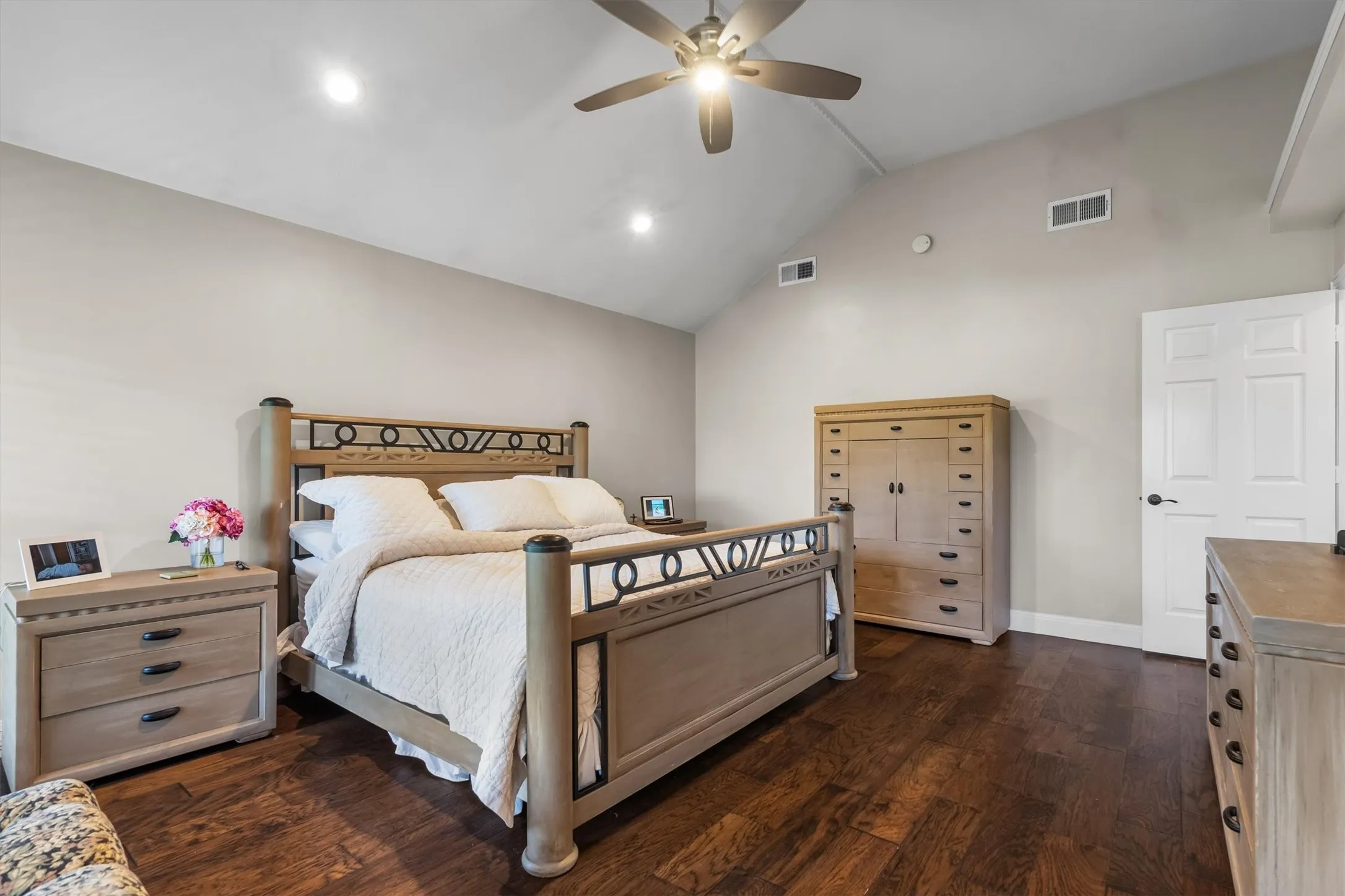 Single Family Residence For Sale in Rockwall County , 5208 Yacht Club Drive, Rockwall, Texas 75032, 4 Bedroom, 3 Bathroom, 2 Garage spaces, 2,851 Sqft, built in 1990, mls#21320359, Real Estate Agent in Rockwall, Homes For Sale in Rockwall county, Homes For Sale in Rockwall, Realtor in Rockwall Texas, Real Estate Brokerage Independent Realty Texas, Luminita Cordes Realtor
