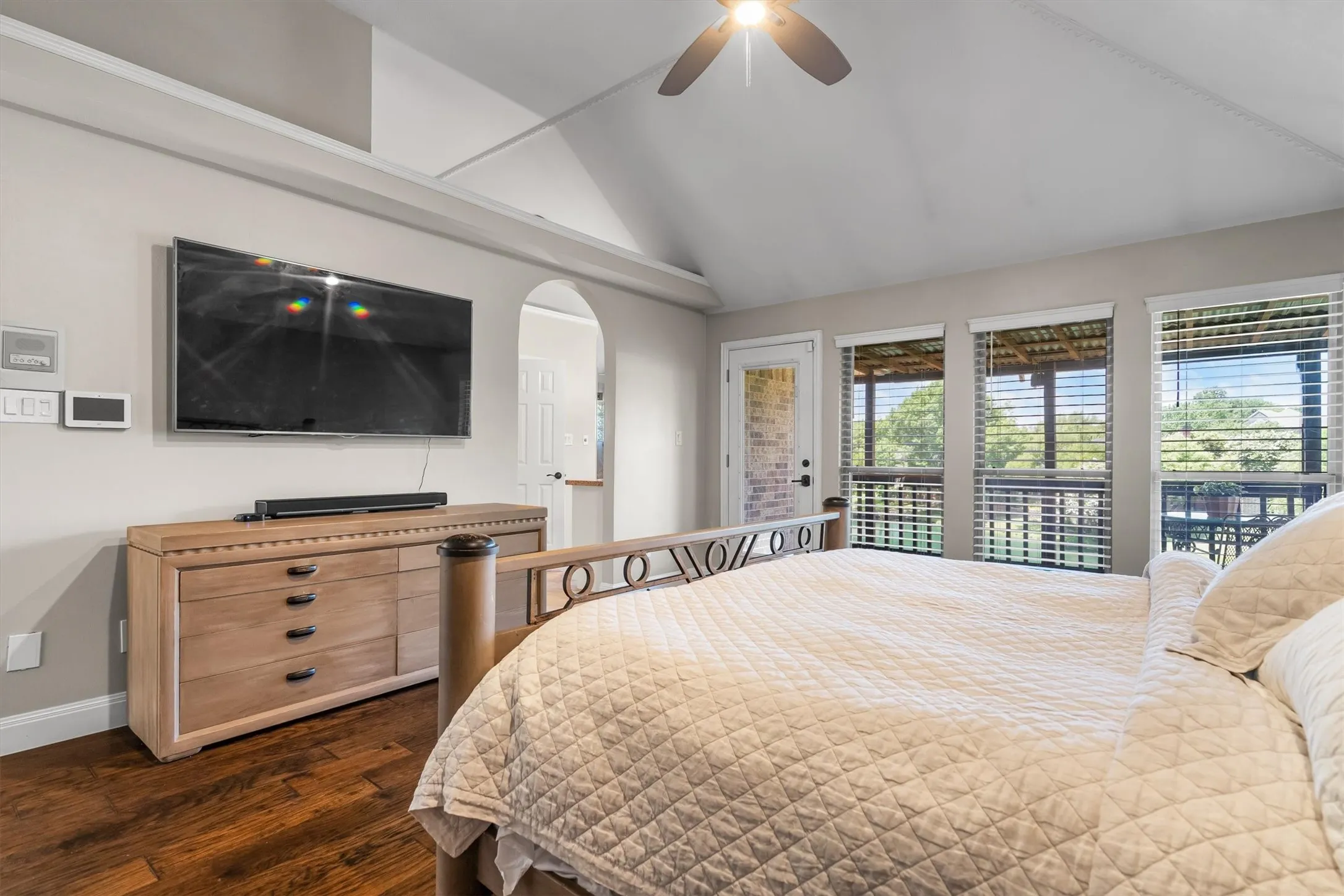 Single Family Residence For Sale in Rockwall County , 5208 Yacht Club Drive, Rockwall, Texas 75032, 4 Bedroom, 3 Bathroom, 2 Garage spaces, 2,851 Sqft, built in 1990, mls#21320359, Real Estate Agent in Rockwall, Homes For Sale in Rockwall county, Homes For Sale in Rockwall, Realtor in Rockwall Texas, Real Estate Brokerage Independent Realty Texas, Luminita Cordes Realtor