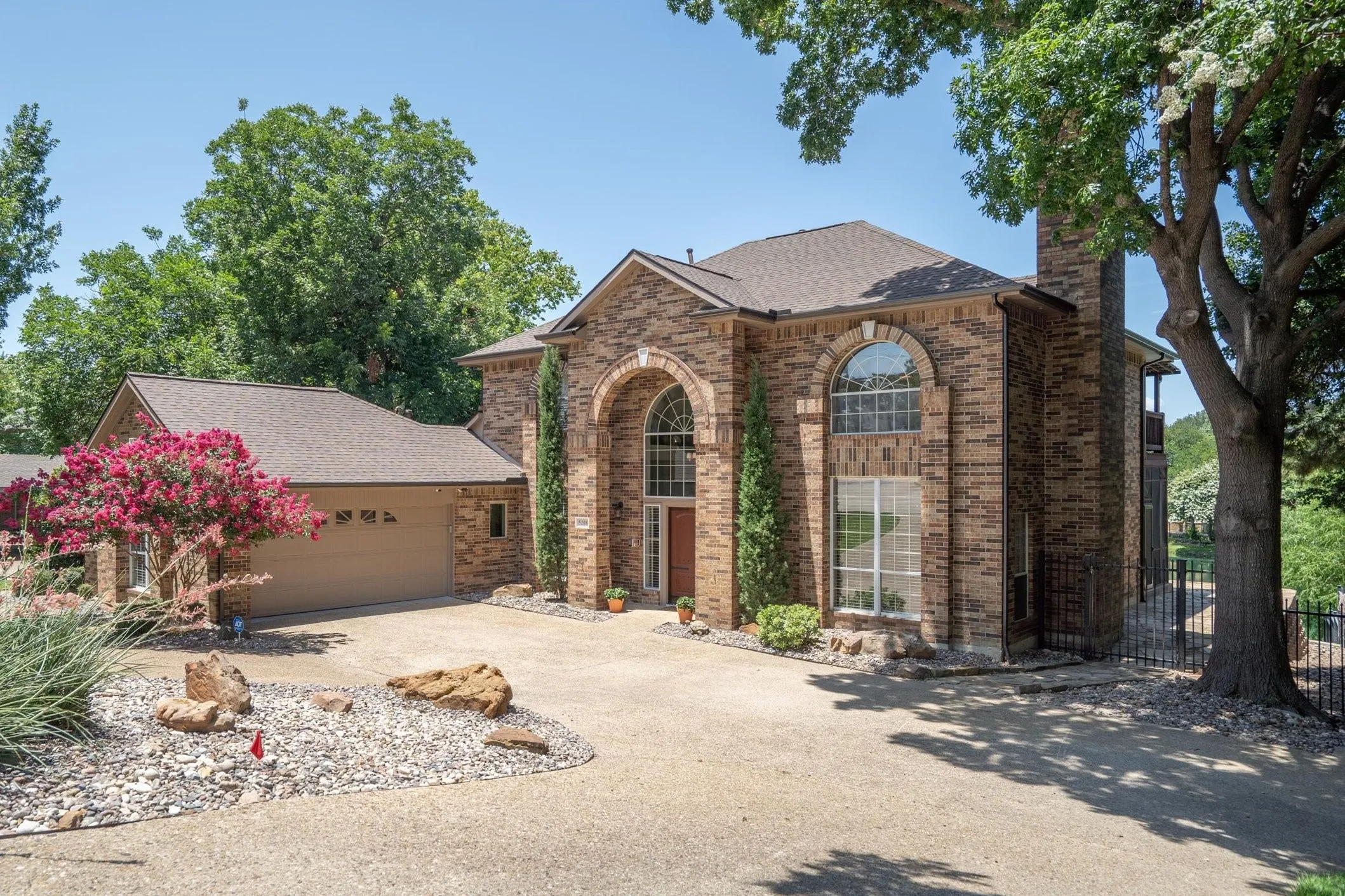 Single Family Residence For Sale in Rockwall County , 5208 Yacht Club Drive, Rockwall, Texas 75032, 4 Bedroom, 3 Bathroom, 2 Garage spaces, 2,851 Sqft, built in 1990, mls#21320359, Real Estate Agent in Rockwall, Homes For Sale in Rockwall county, Homes For Sale in Rockwall, Realtor in Rockwall Texas, Real Estate Brokerage Independent Realty Texas, Luminita Cordes Realtor