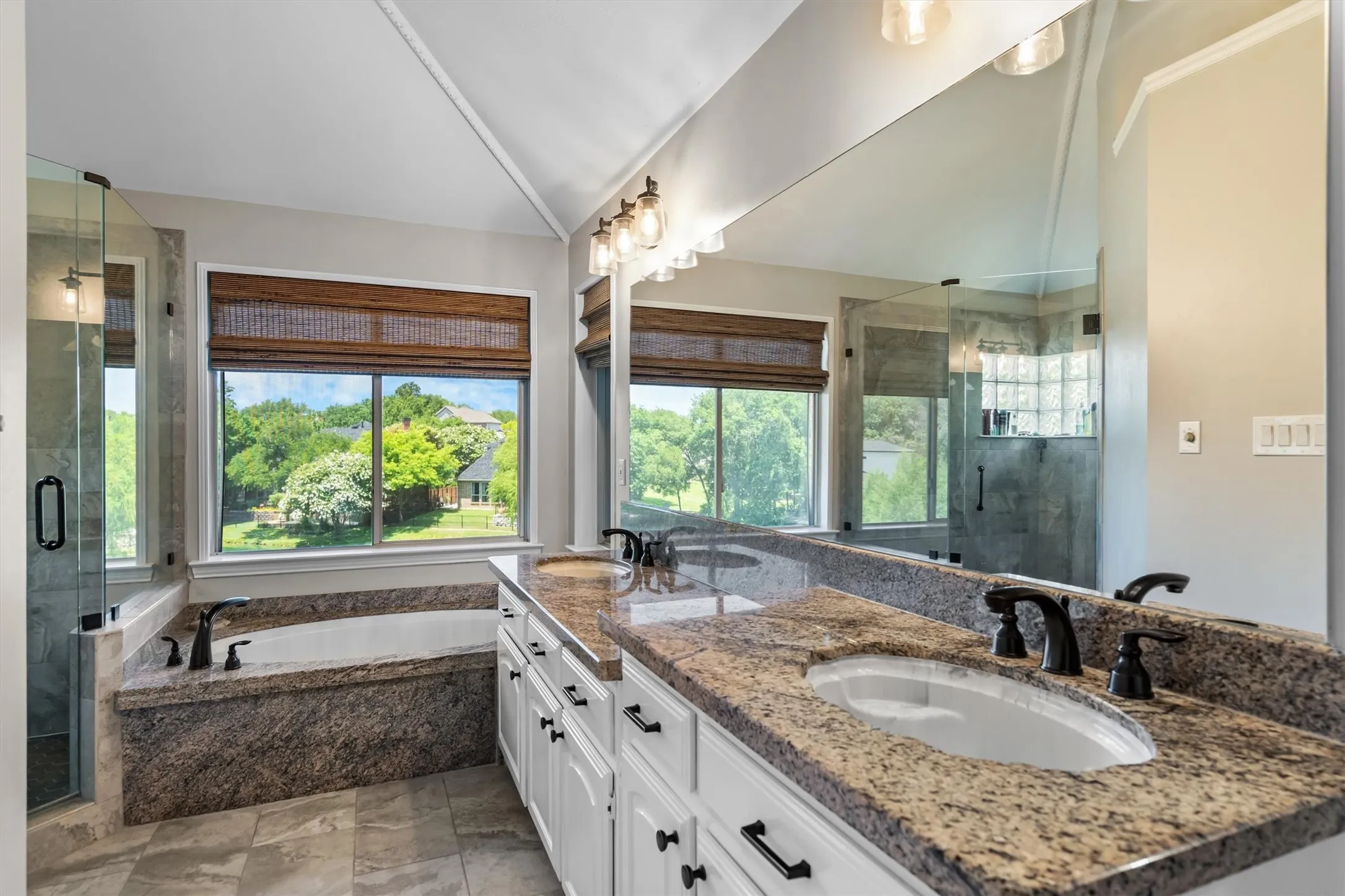 Single Family Residence For Sale in Rockwall County , 5208 Yacht Club Drive, Rockwall, Texas 75032, 4 Bedroom, 3 Bathroom, 2 Garage spaces, 2,851 Sqft, built in 1990, mls#21320359, Real Estate Agent in Rockwall, Homes For Sale in Rockwall county, Homes For Sale in Rockwall, Realtor in Rockwall Texas, Real Estate Brokerage Independent Realty Texas, Luminita Cordes Realtor