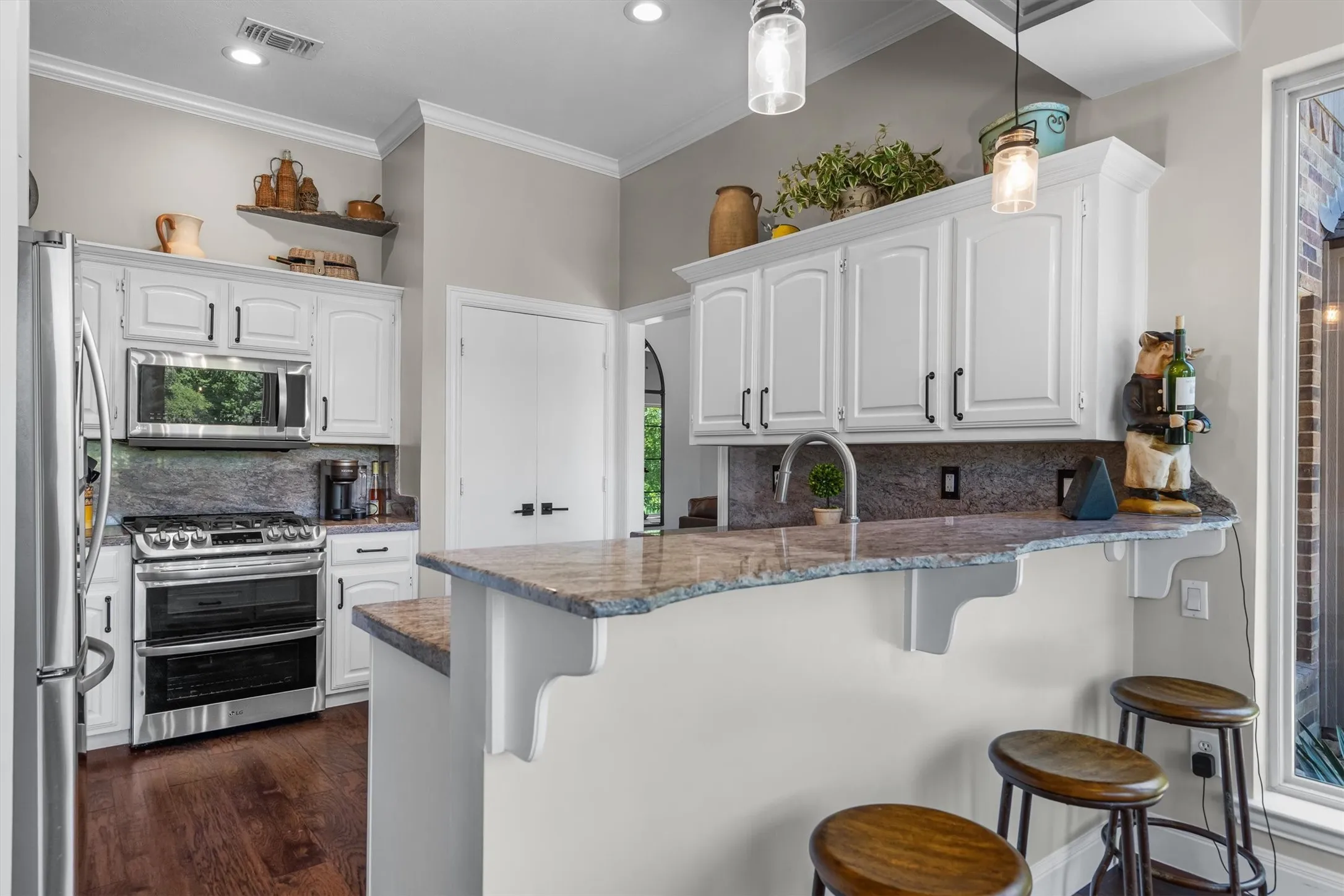 Single Family Residence For Sale in Rockwall County , 5208 Yacht Club Drive, Rockwall, Texas 75032, 4 Bedroom, 3 Bathroom, 2 Garage spaces, 2,851 Sqft, built in 1990, mls#21320359, Real Estate Agent in Rockwall, Homes For Sale in Rockwall county, Homes For Sale in Rockwall, Realtor in Rockwall Texas, Real Estate Brokerage Independent Realty Texas, Luminita Cordes Realtor