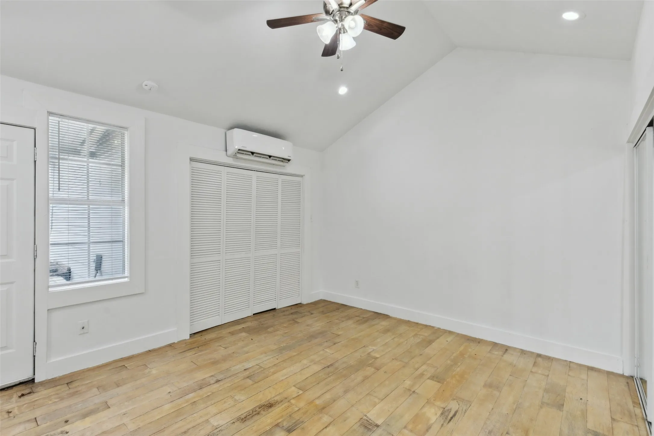 Apartment For Rent in Dallas County , 820 W 10th Street, Dallas, Texas 75208, 1 Bedroom, 1 Bathroom, Garage spaces, 650 Sqft, built in 1930, mls#21320859, Real Estate Agent in Dallas, Homes For Rent in Dallas county, Homes For Rent in Dallas, Realtor in Dallas Texas, Real Estate Brokerage Independent Realty Texas, Luminita Cordes Realtor