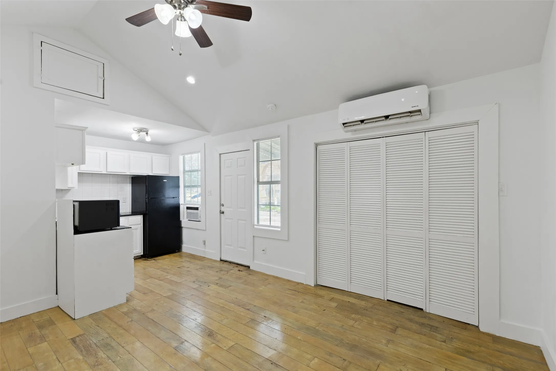 Apartment For Rent in Dallas County , 820 W 10th Street, Dallas, Texas 75208, 1 Bedroom, 1 Bathroom, Garage spaces, 650 Sqft, built in 1930, mls#21320859, Real Estate Agent in Dallas, Homes For Rent in Dallas county, Homes For Rent in Dallas, Realtor in Dallas Texas, Real Estate Brokerage Independent Realty Texas, Luminita Cordes Realtor