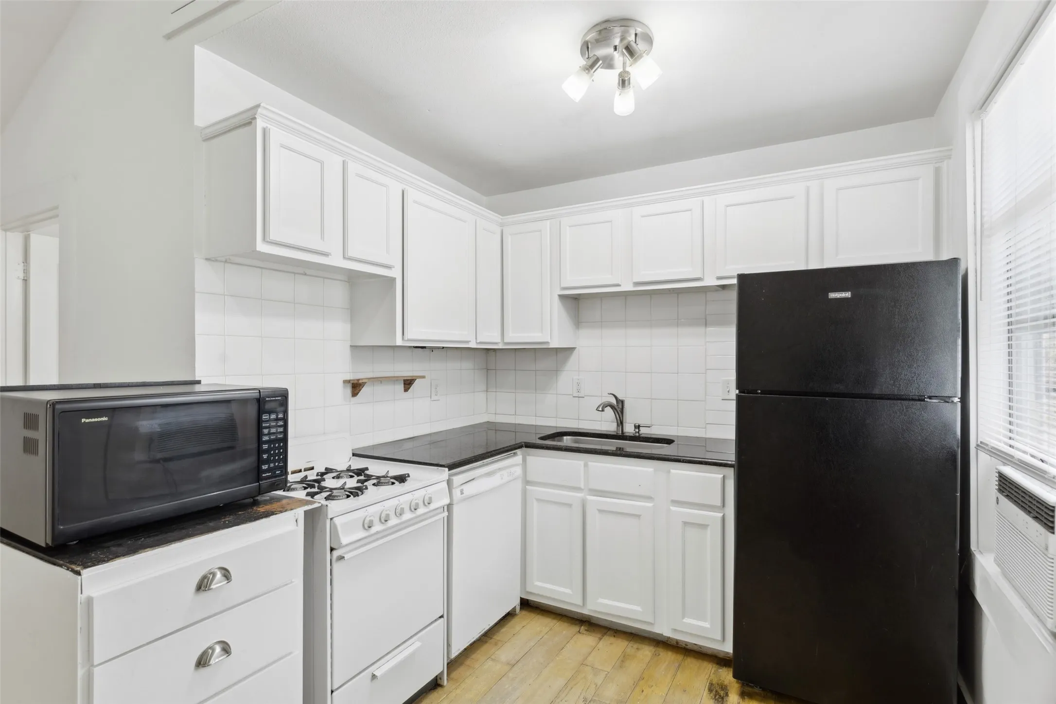 Apartment For Rent in Dallas County , 820 W 10th Street, Dallas, Texas 75208, 1 Bedroom, 1 Bathroom, Garage spaces, 650 Sqft, built in 1930, mls#21320859, Real Estate Agent in Dallas, Homes For Rent in Dallas county, Homes For Rent in Dallas, Realtor in Dallas Texas, Real Estate Brokerage Independent Realty Texas, Luminita Cordes Realtor