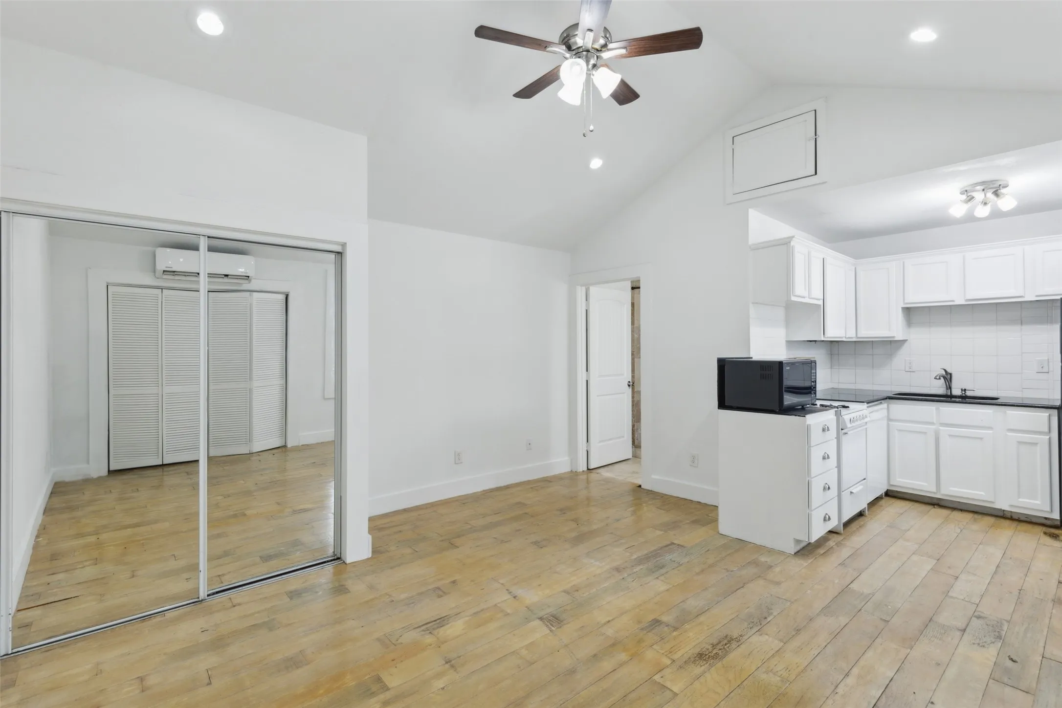 Apartment For Rent in Dallas County , 820 W 10th Street, Dallas, Texas 75208, 1 Bedroom, 1 Bathroom, Garage spaces, 650 Sqft, built in 1930, mls#21320859, Real Estate Agent in Dallas, Homes For Rent in Dallas county, Homes For Rent in Dallas, Realtor in Dallas Texas, Real Estate Brokerage Independent Realty Texas, Luminita Cordes Realtor