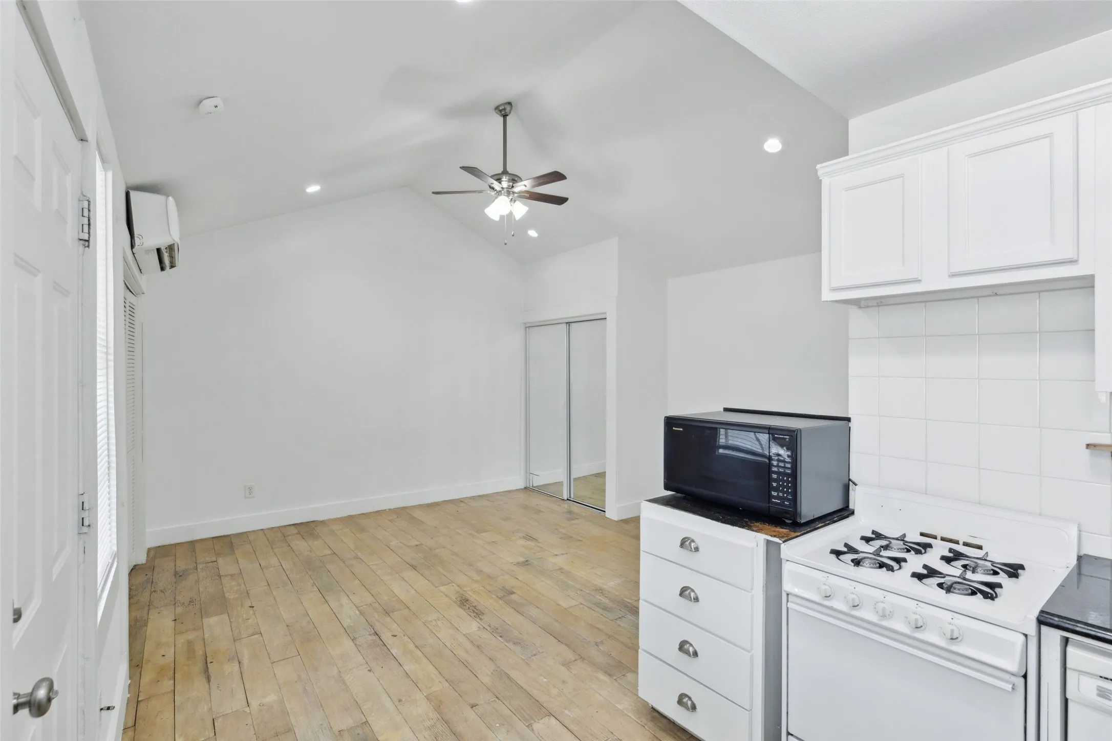 Apartment For Rent in Dallas County , 820 W 10th Street, Dallas, Texas 75208, 1 Bedroom, 1 Bathroom, Garage spaces, 650 Sqft, built in 1930, mls#21320859, Real Estate Agent in Dallas, Homes For Rent in Dallas county, Homes For Rent in Dallas, Realtor in Dallas Texas, Real Estate Brokerage Independent Realty Texas, Luminita Cordes Realtor