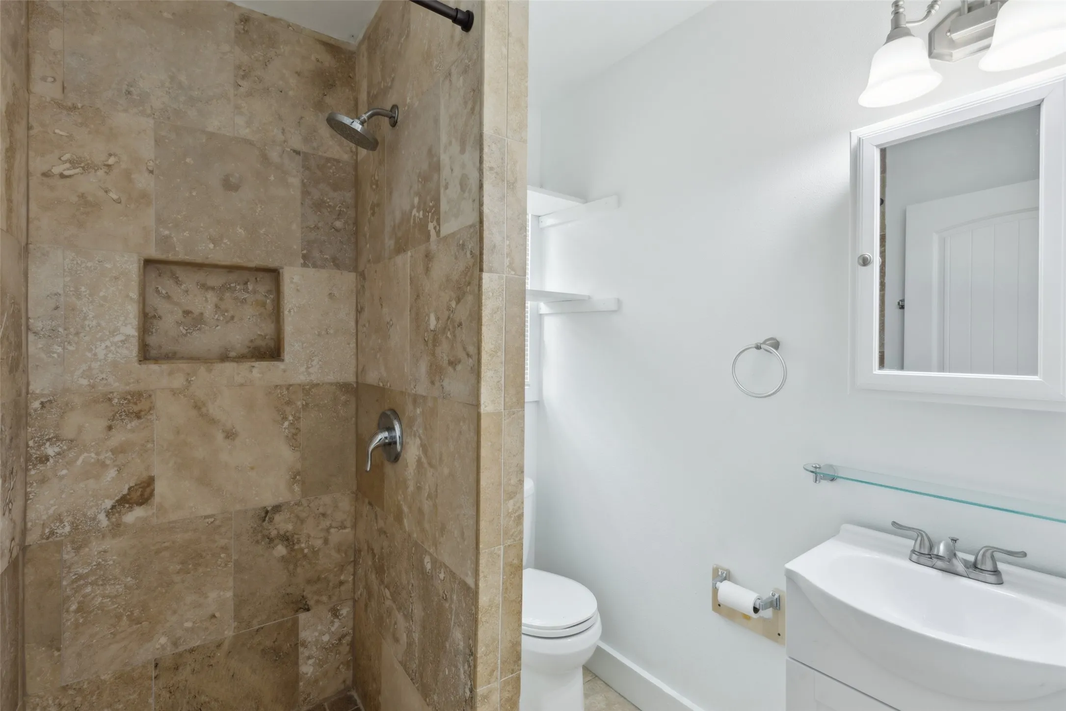 Apartment For Rent in Dallas County , 820 W 10th Street, Dallas, Texas 75208, 1 Bedroom, 1 Bathroom, Garage spaces, 650 Sqft, built in 1930, mls#21320859, Real Estate Agent in Dallas, Homes For Rent in Dallas county, Homes For Rent in Dallas, Realtor in Dallas Texas, Real Estate Brokerage Independent Realty Texas, Luminita Cordes Realtor