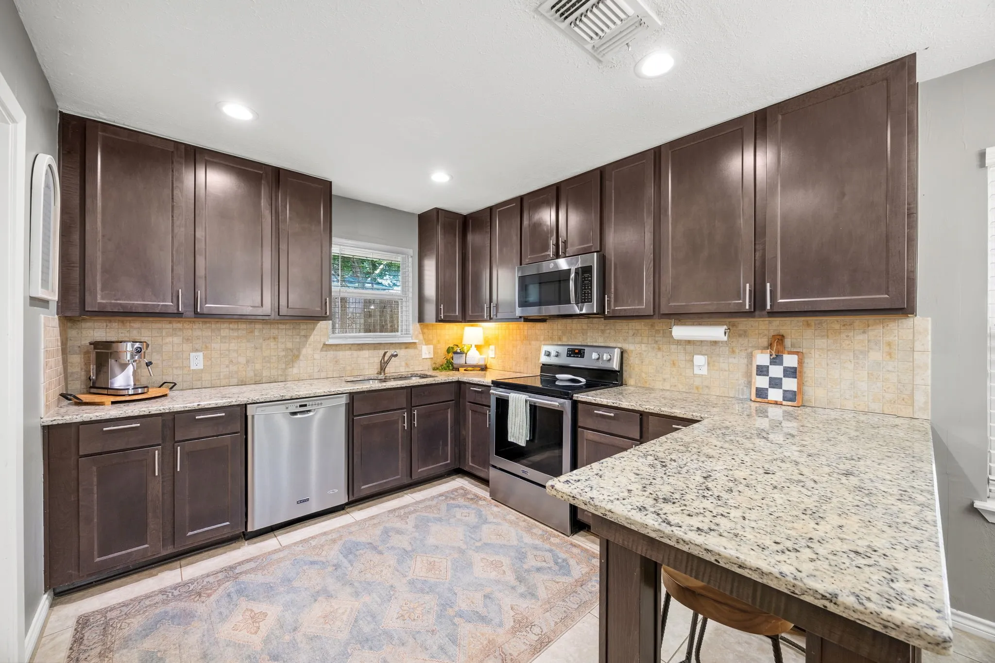 Single Family Residence For Sale in Collin County , 323 Northwood Drive, Mc Kinney, Texas 75071, 3 Bedroom, 2 Bathroom, 2 Garage spaces, 1,564 Sqft, built in 1970, mls#21319513, Real Estate Agent in Mc Kinney, Homes For Sale in Collin county, Homes For Sale in Mc Kinney, Realtor in Mc Kinney Texas, Real Estate Brokerage Independent Realty Texas, Luminita Cordes Realtor