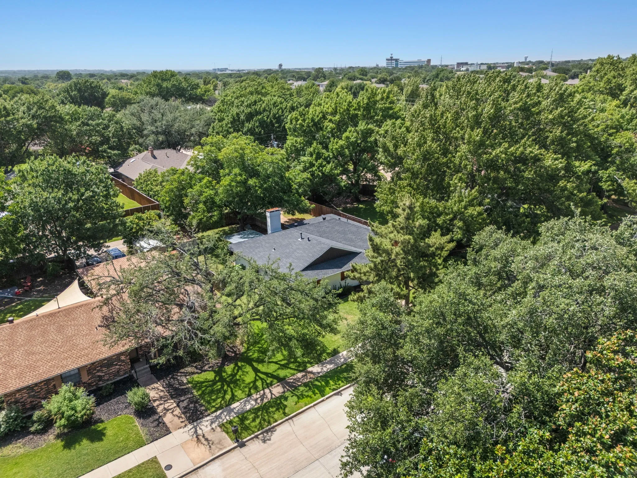 Single Family Residence For Sale in Collin County , 323 Northwood Drive, Mc Kinney, Texas 75071, 3 Bedroom, 2 Bathroom, 2 Garage spaces, 1,564 Sqft, built in 1970, mls#21319513, Real Estate Agent in Mc Kinney, Homes For Sale in Collin county, Homes For Sale in Mc Kinney, Realtor in Mc Kinney Texas, Real Estate Brokerage Independent Realty Texas, Luminita Cordes Realtor