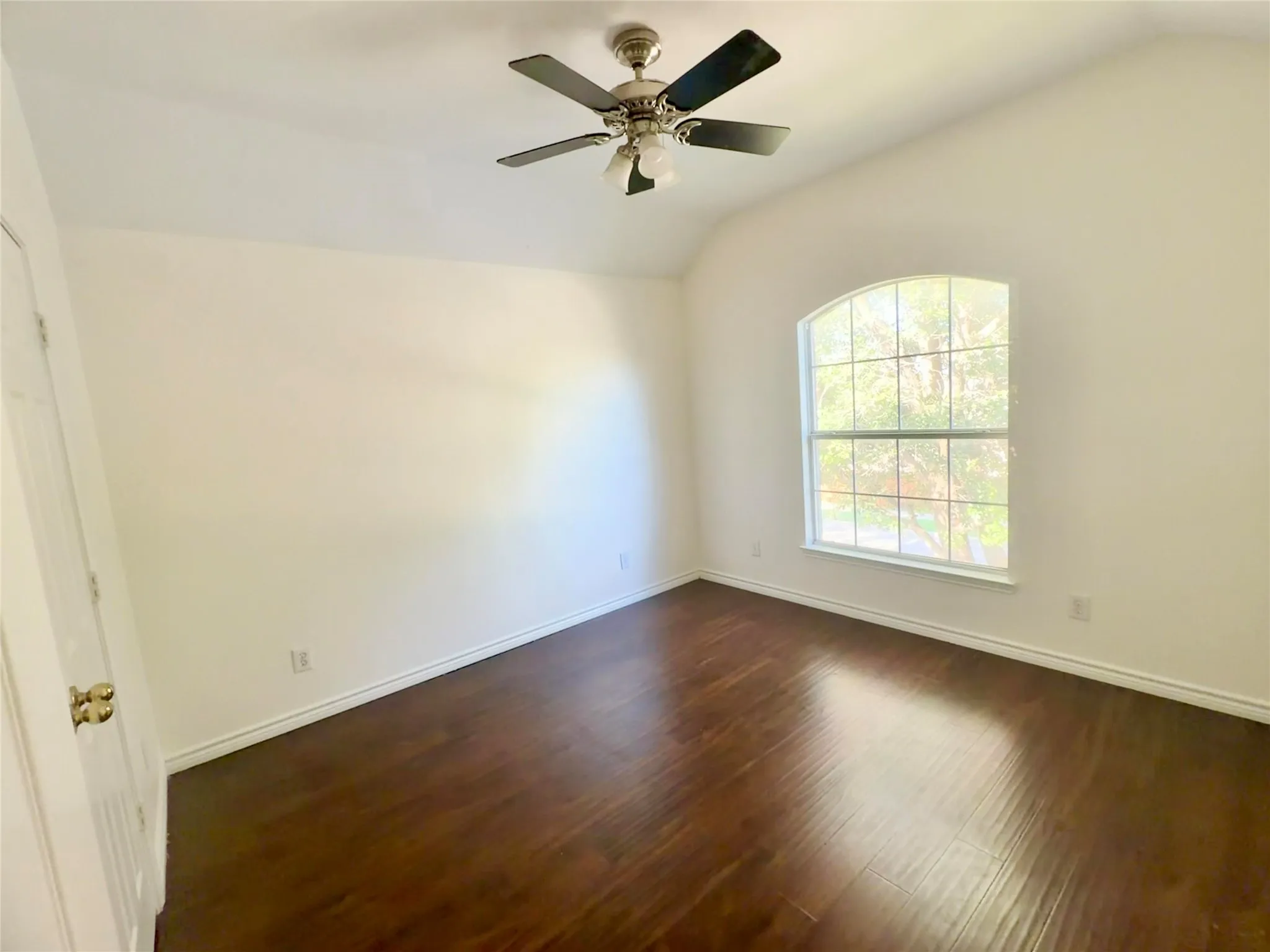 Single Family Residence For Sale in Collin County , 9101 Floyd Drive, Plano, Texas 75025, 4 Bedroom, 3 Bathroom, 2 Garage spaces, 2,539 Sqft, built in 1999, mls#21322111, Real Estate Agent in Plano, Homes For Sale in Collin county, Homes For Sale in Plano, Realtor in Plano Texas, Real Estate Brokerage Independent Realty Texas, Luminita Cordes Realtor