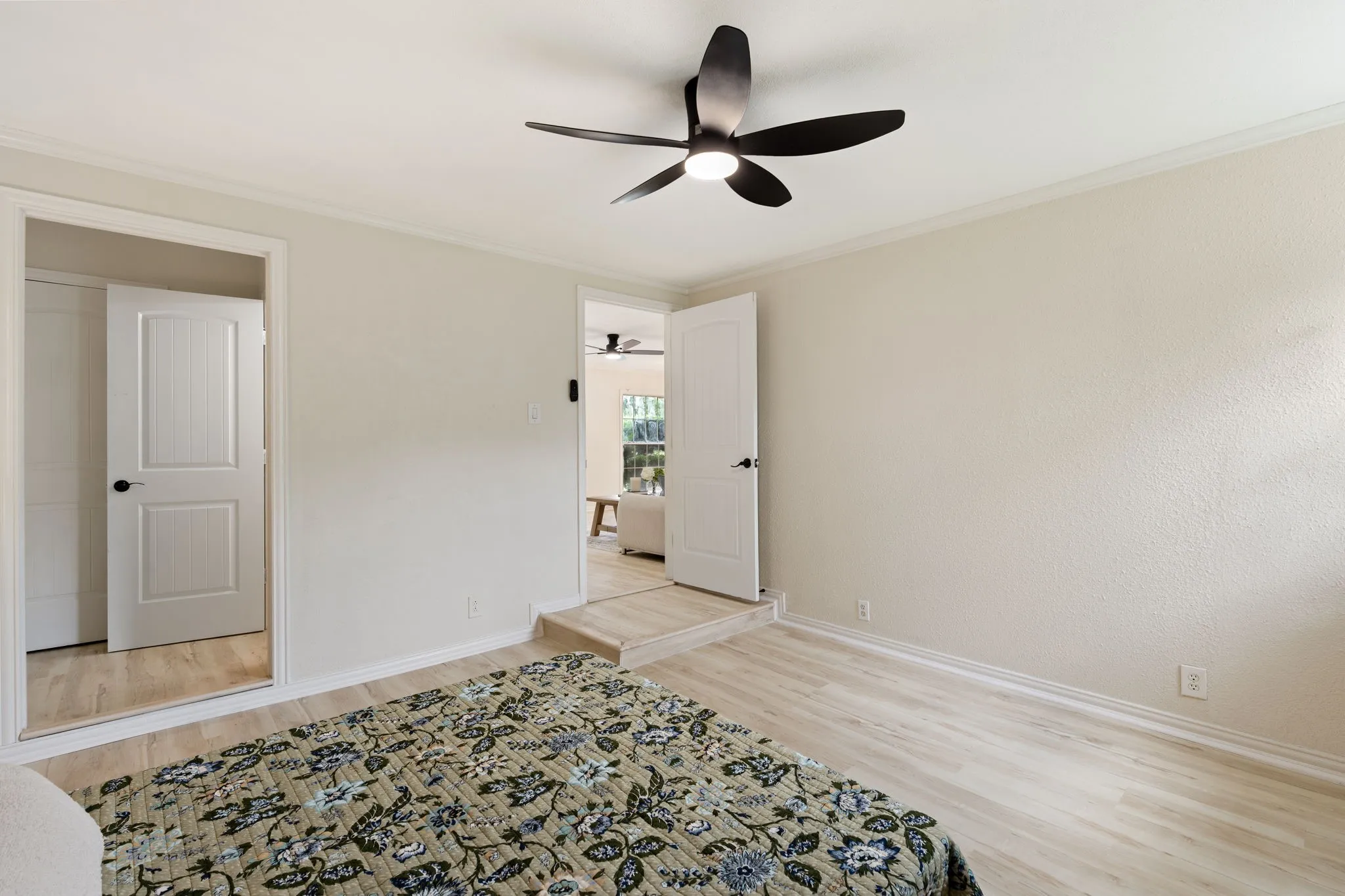 Single Family Residence For Sale in Tarrant County , 4121 Alamo Avenue, Fort Worth, Texas 76107, 3 Bedroom, 2 Bathroom, Garage spaces, 1,220 Sqft, built in 1943, mls#21322126, Real Estate Agent in Fort Worth, Homes For Sale in Tarrant county, Homes For Sale in Fort Worth, Realtor in Fort Worth Texas, Real Estate Brokerage Independent Realty Texas, Luminita Cordes Realtor