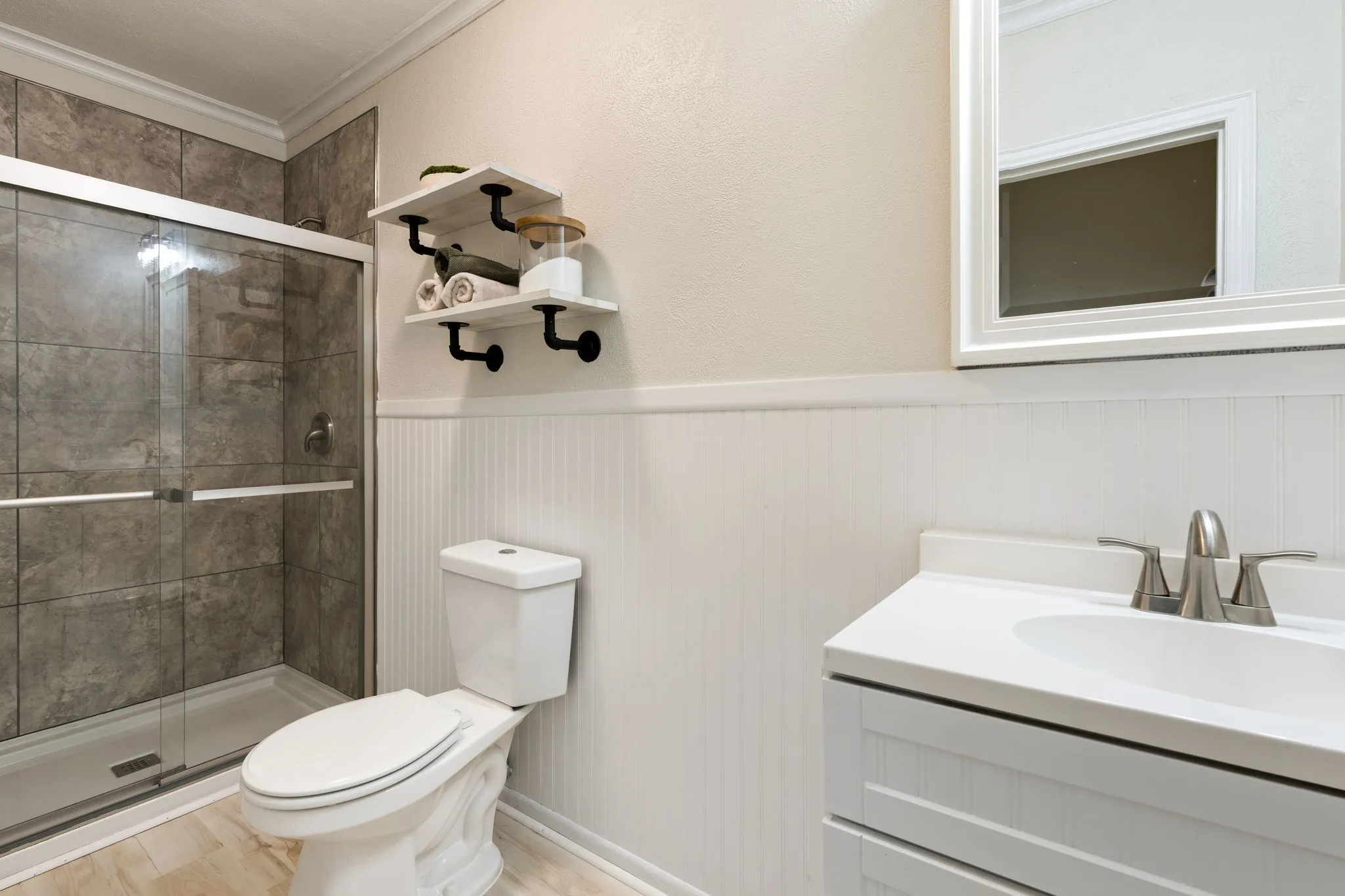 Single Family Residence For Sale in Tarrant County , 4121 Alamo Avenue, Fort Worth, Texas 76107, 3 Bedroom, 2 Bathroom, Garage spaces, 1,220 Sqft, built in 1943, mls#21322126, Real Estate Agent in Fort Worth, Homes For Sale in Tarrant county, Homes For Sale in Fort Worth, Realtor in Fort Worth Texas, Real Estate Brokerage Independent Realty Texas, Luminita Cordes Realtor